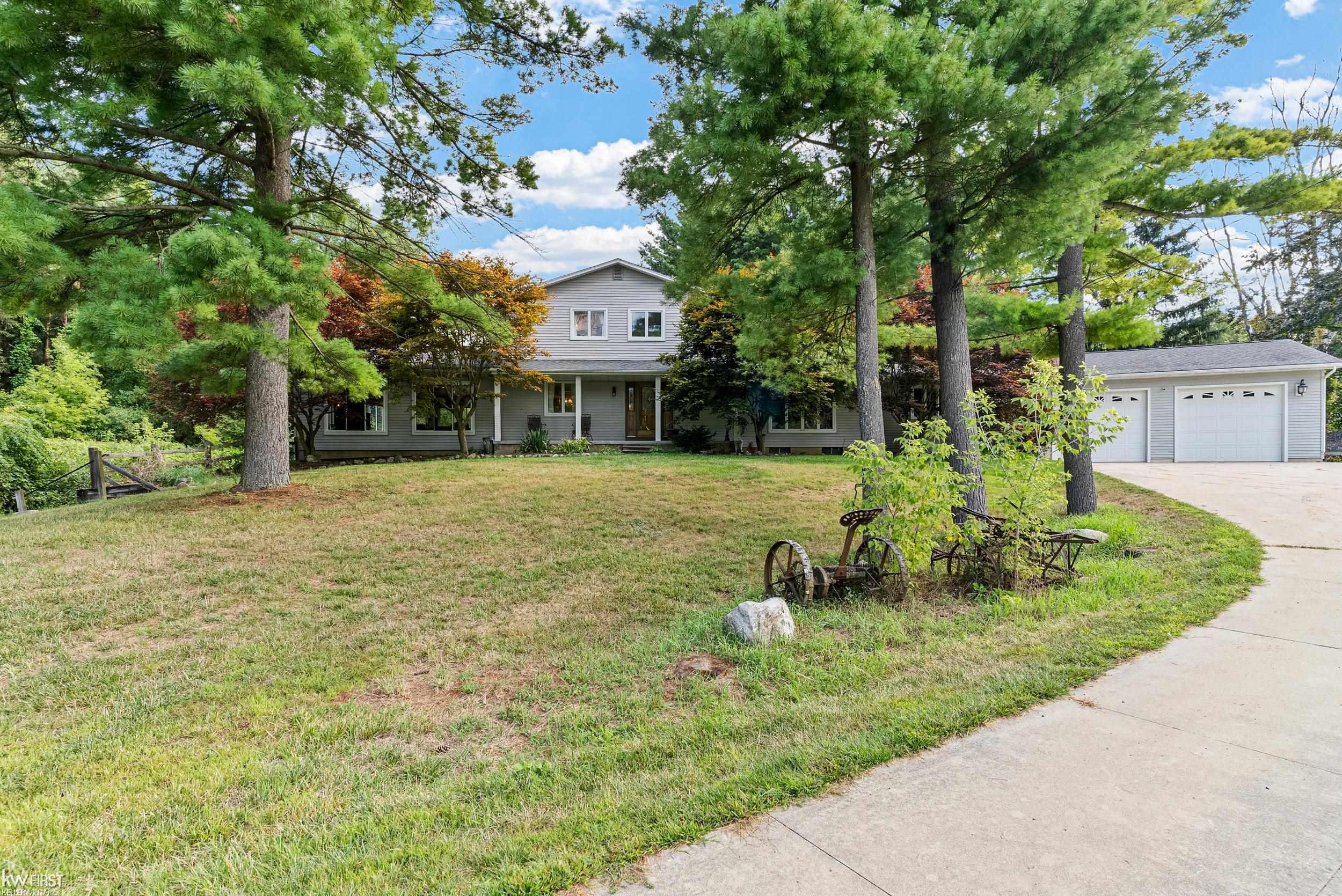 1061 Rose Center RD