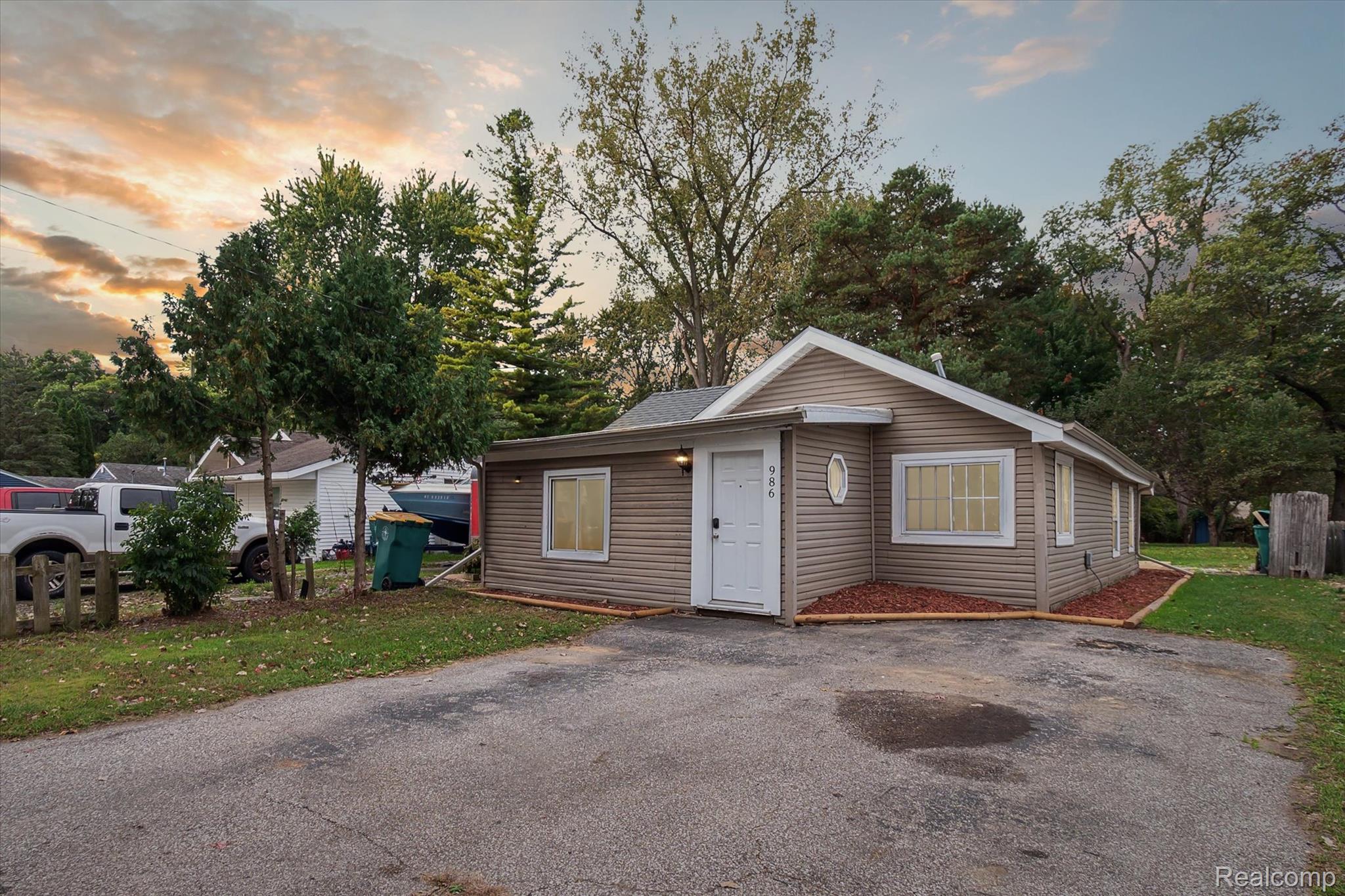 986, Pine, Bay City, Michigan, 48706