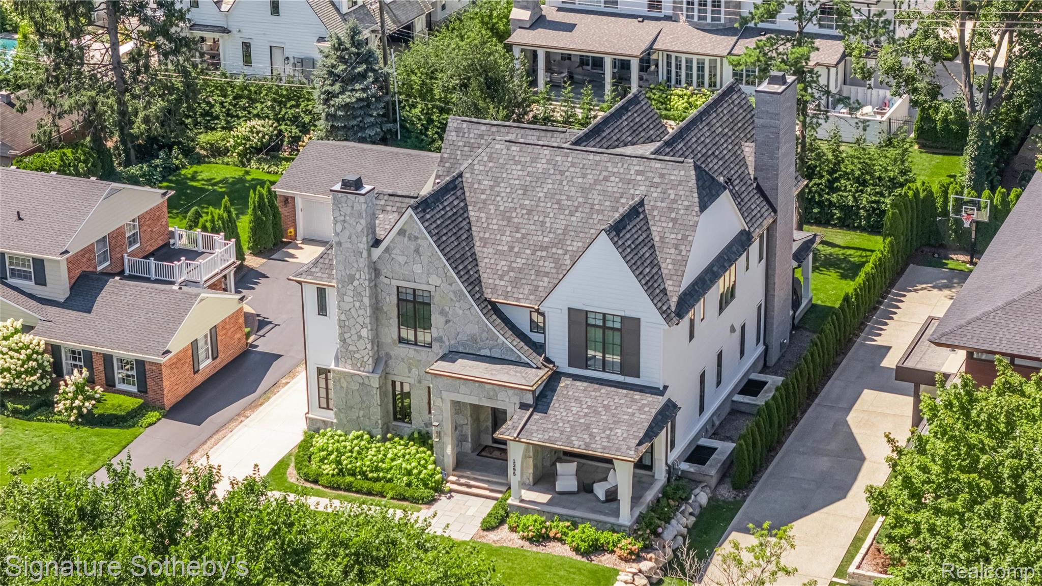 1295, Lakeside, Birmingham, Michigan, 48009