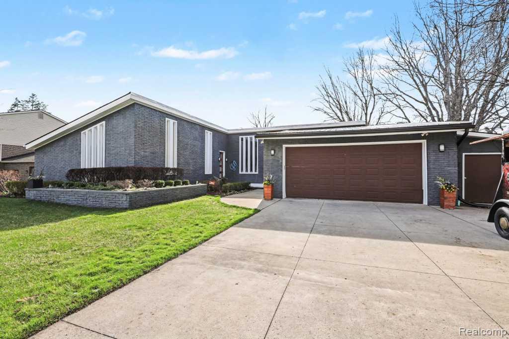 310, Pine Tree, Lake Orion, Michigan, 48362