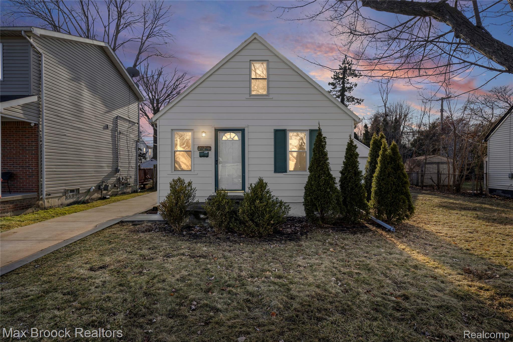 20240, Hollywood, Harper Woods, Michigan, 48225
