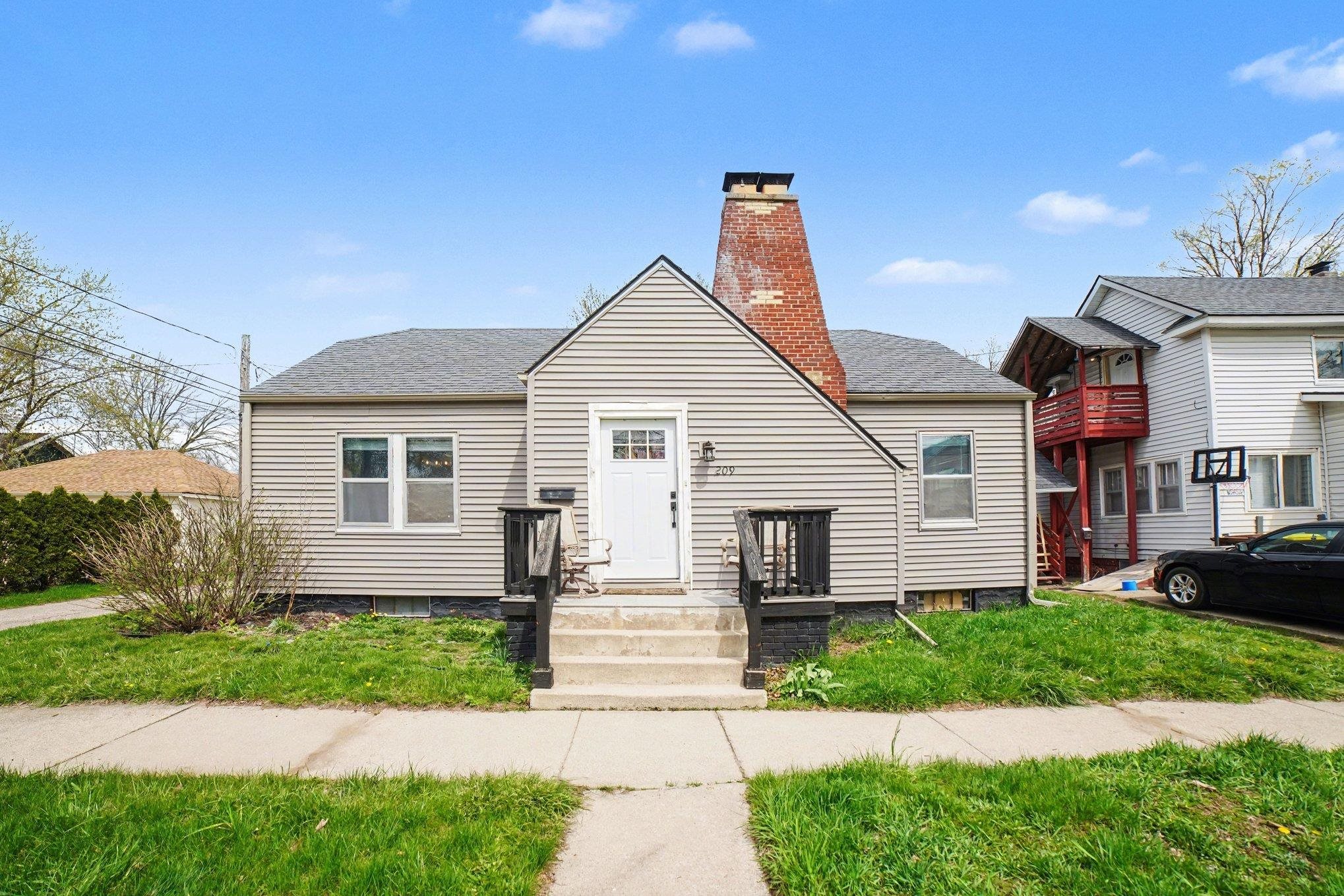 209 E Maple