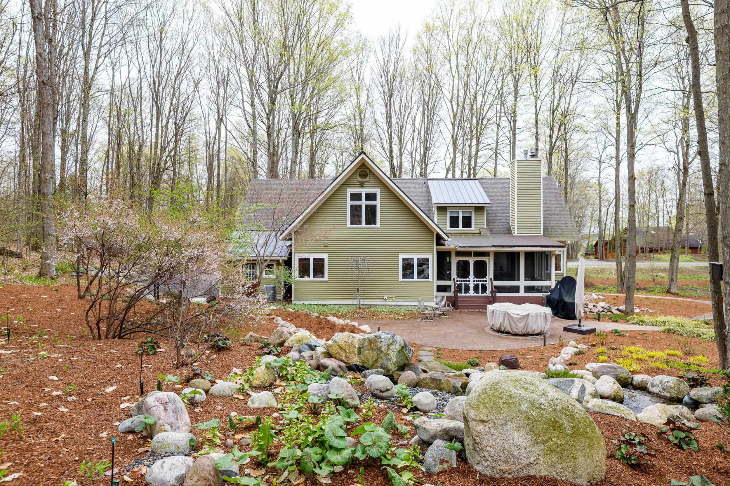 11610 Mountain Woods