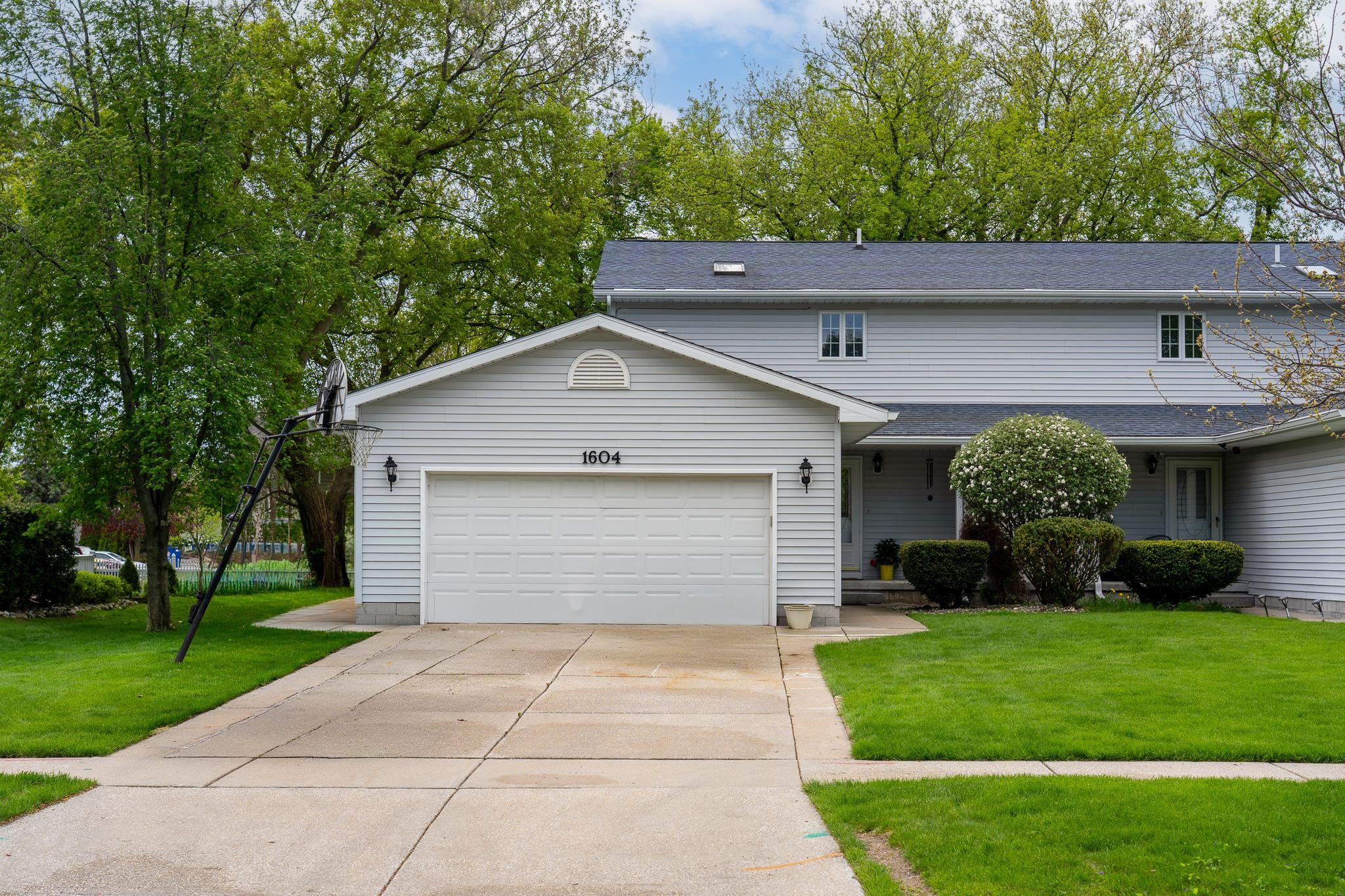 1604 E Gaylord