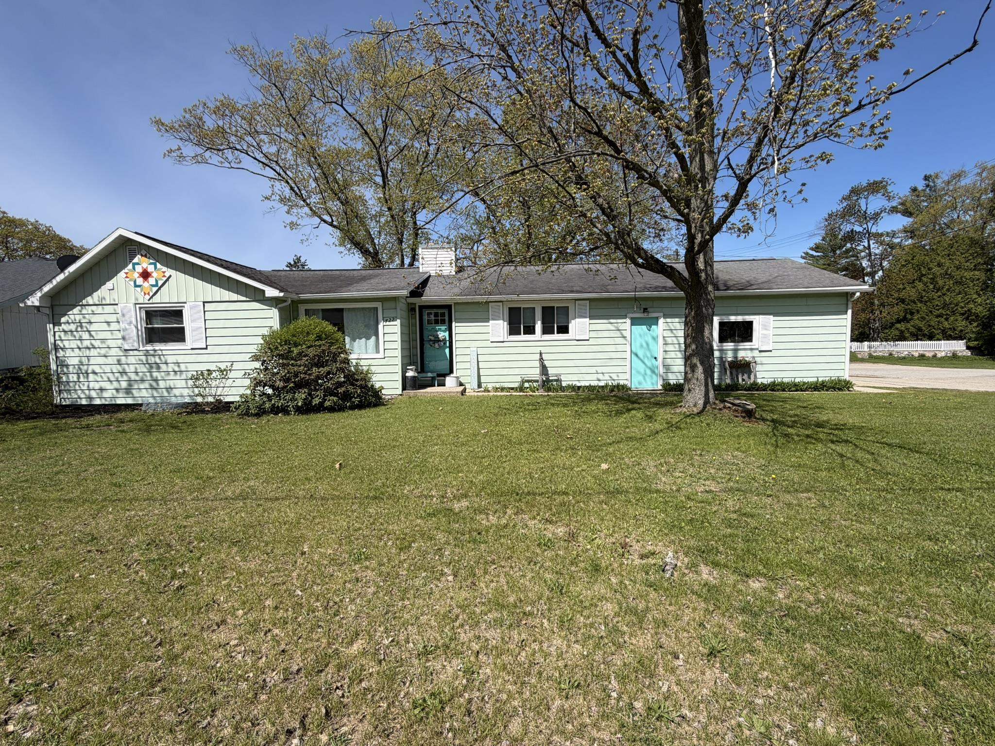 722 S Lakeshore DR