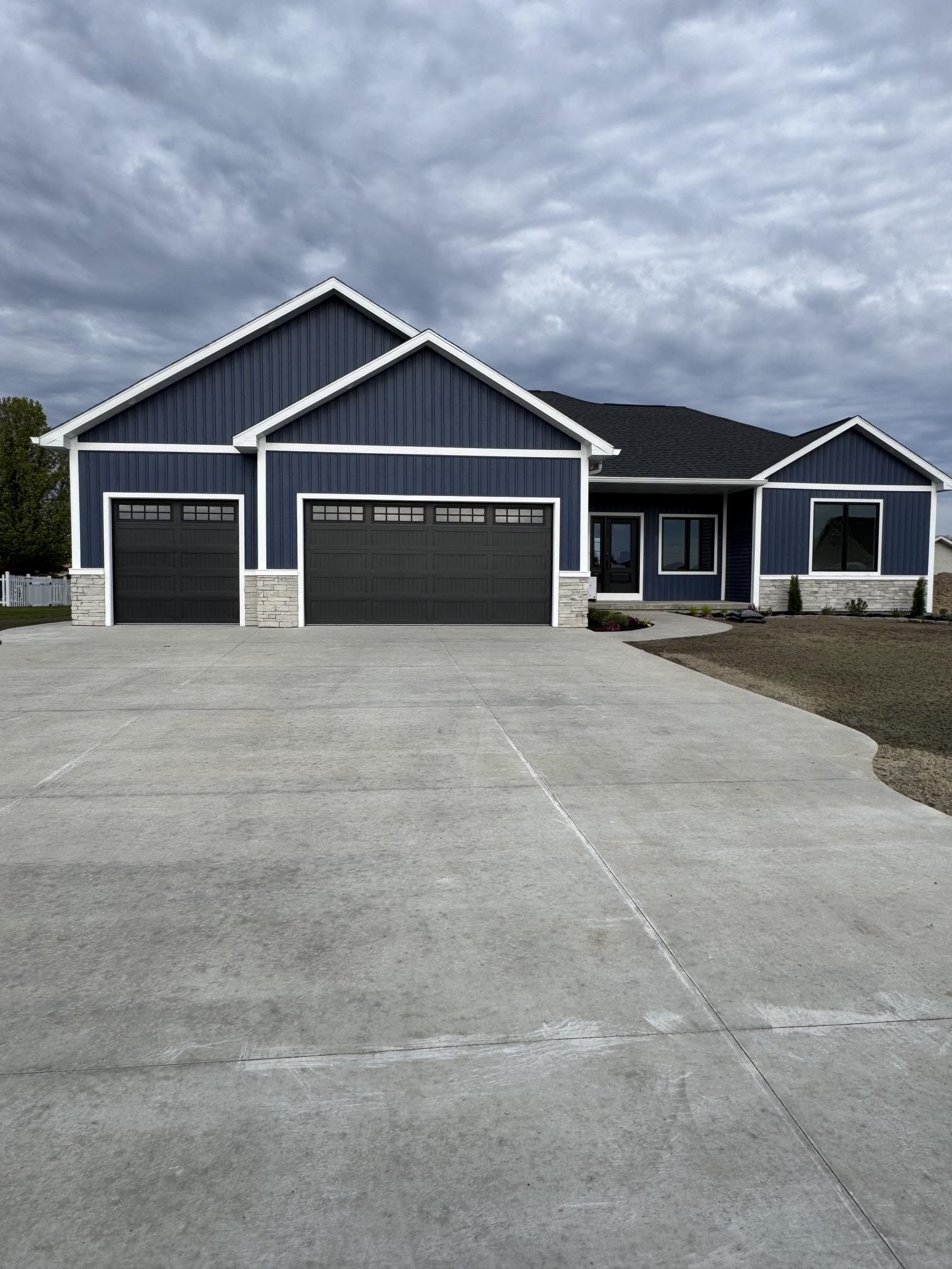 2816 W Crossroads