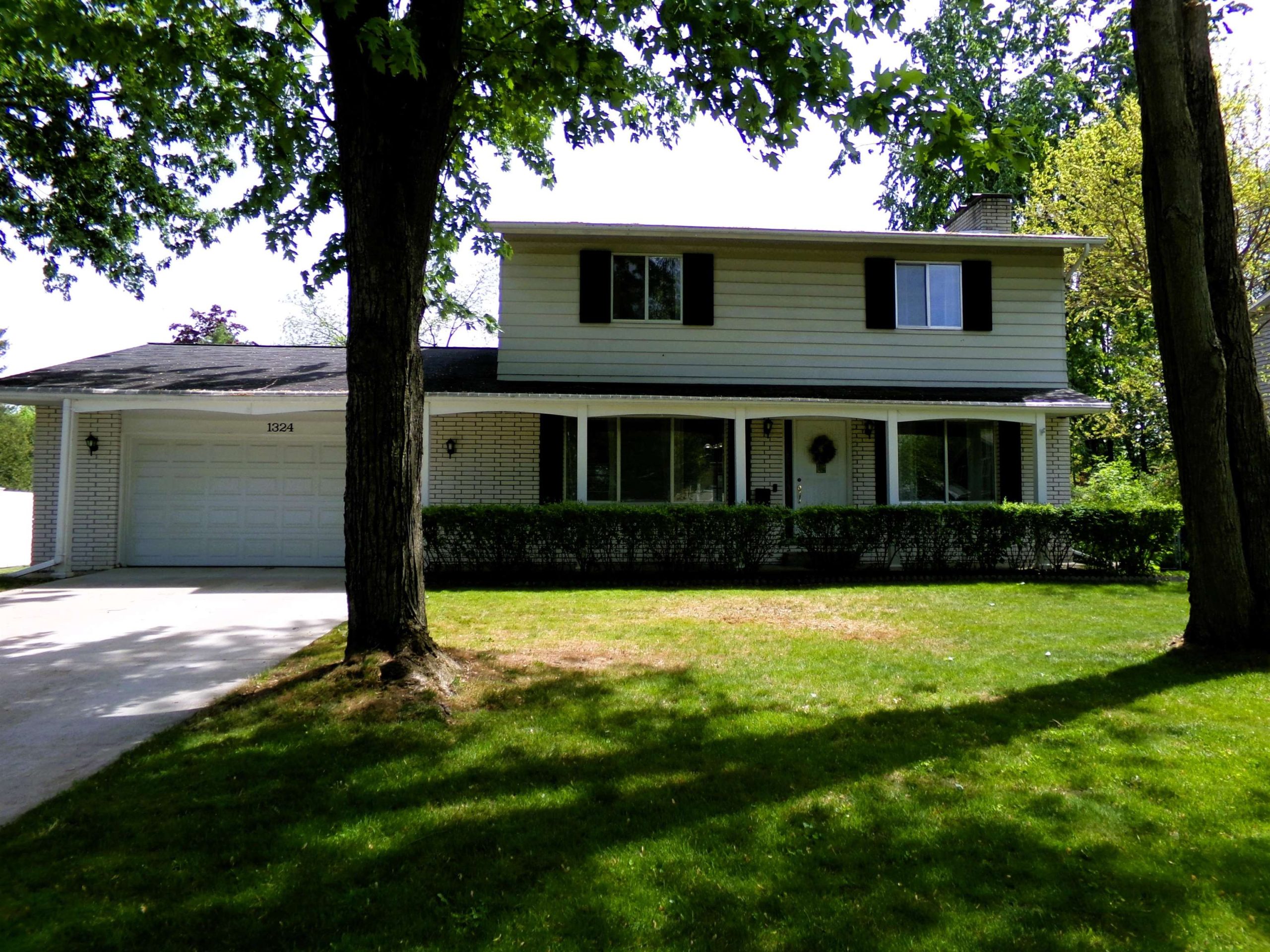 1324 E Bennett