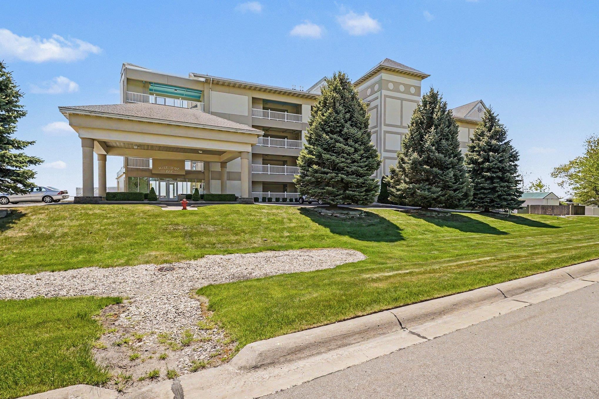 576 N Huron RD
