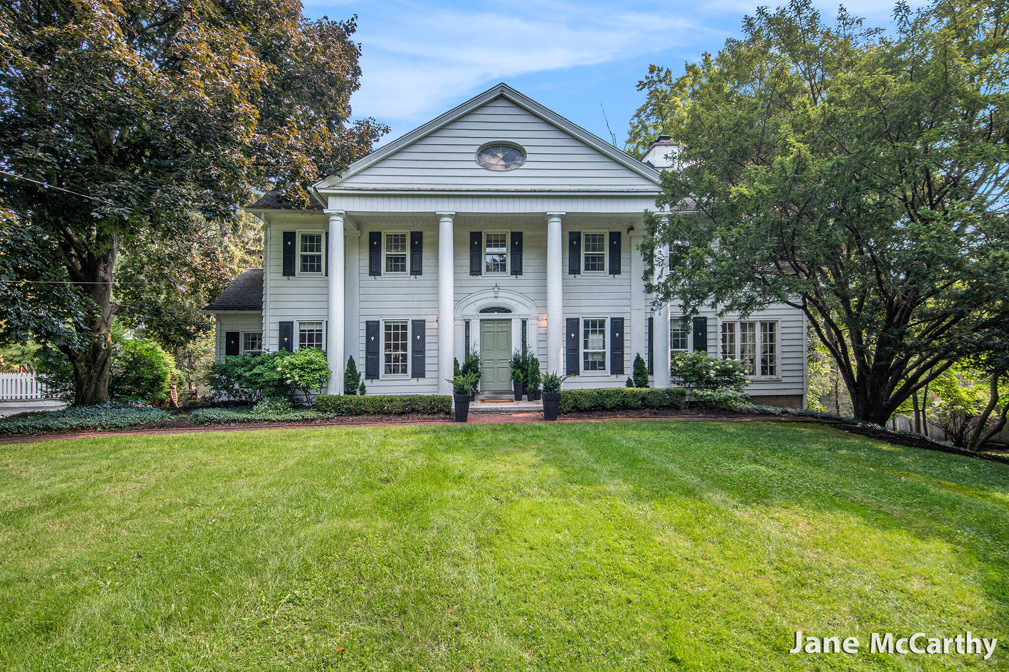 270 Lakeside Drive SE