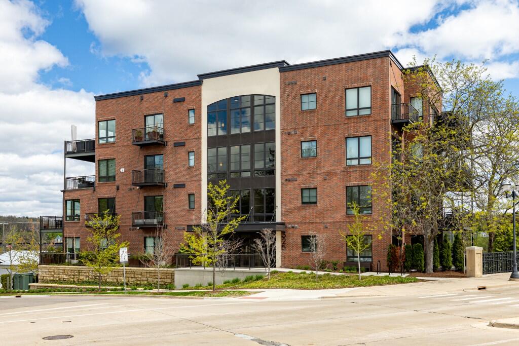 325 E Summit Street Unit: 101
