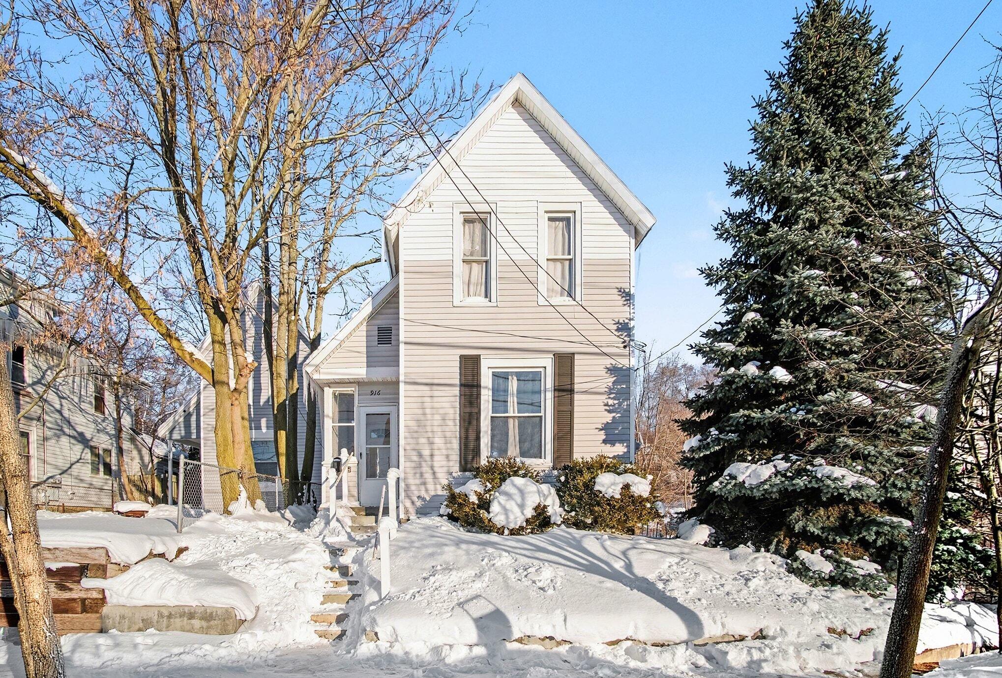 916 Lafayette Avenue NE