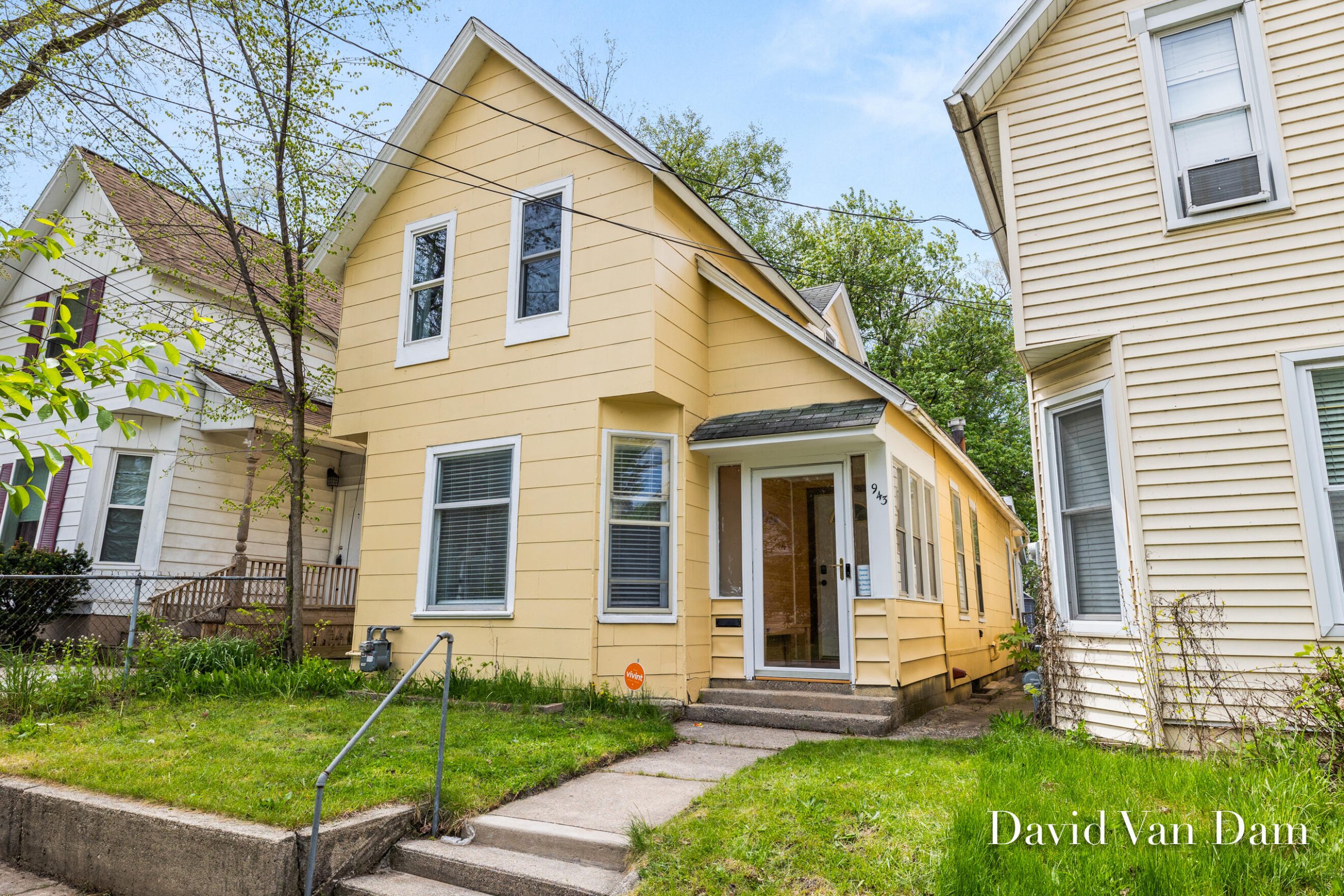 943 PROSPECT Avenue NE