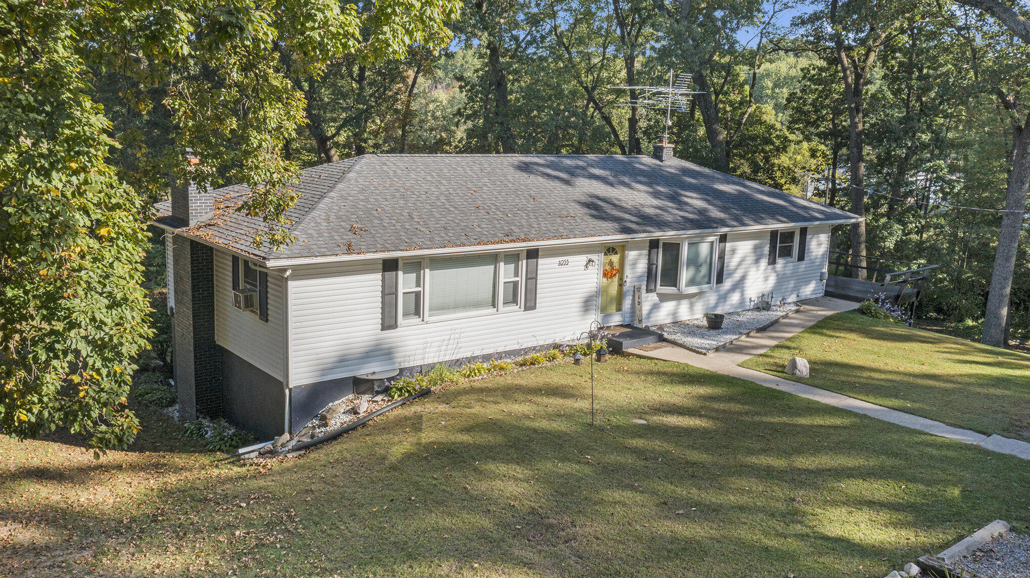1055 Woodland Beach