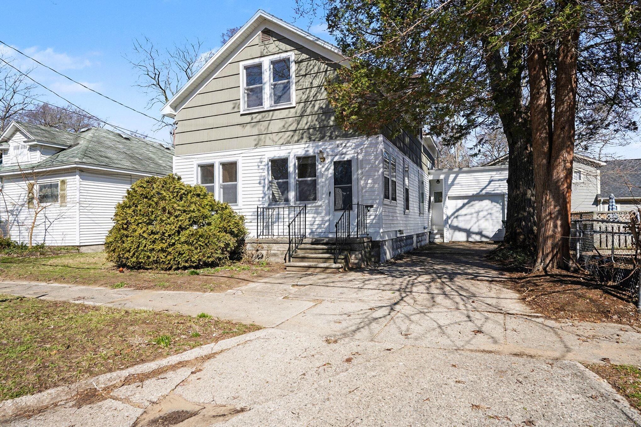 892 W Forest Avenue