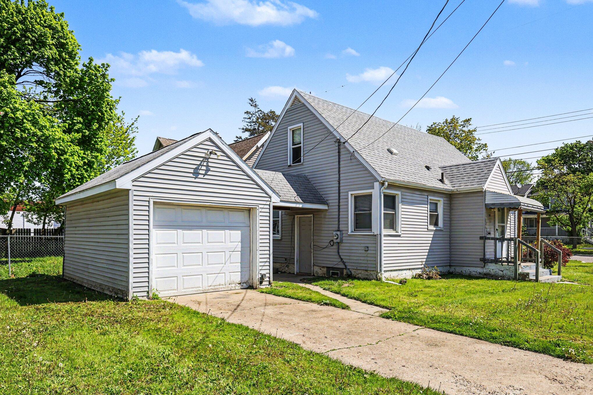 902 W Lapeer Street