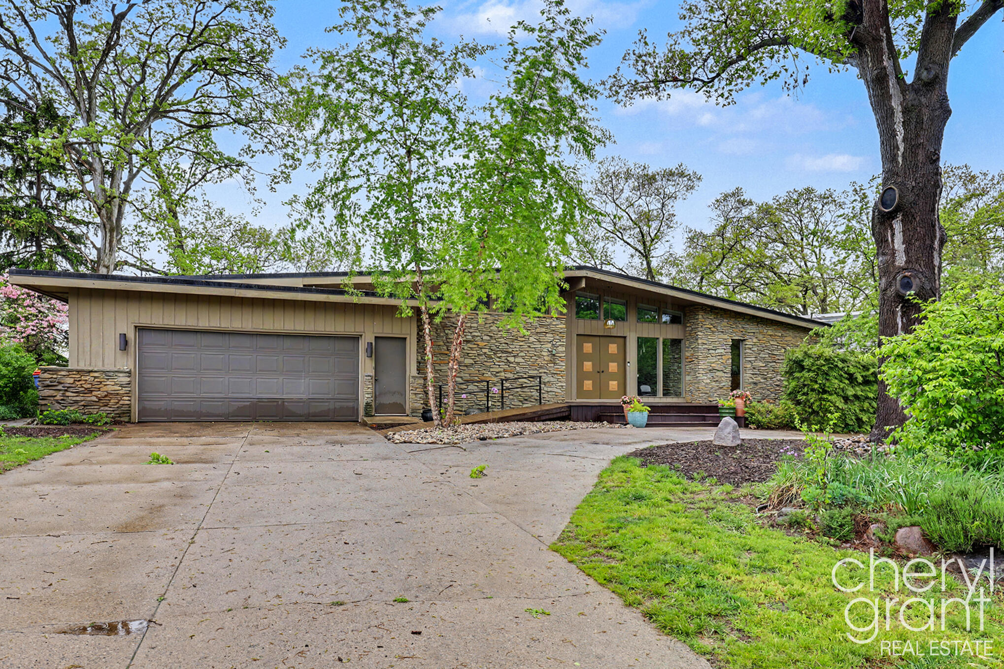 3255 Dorais Drive NE