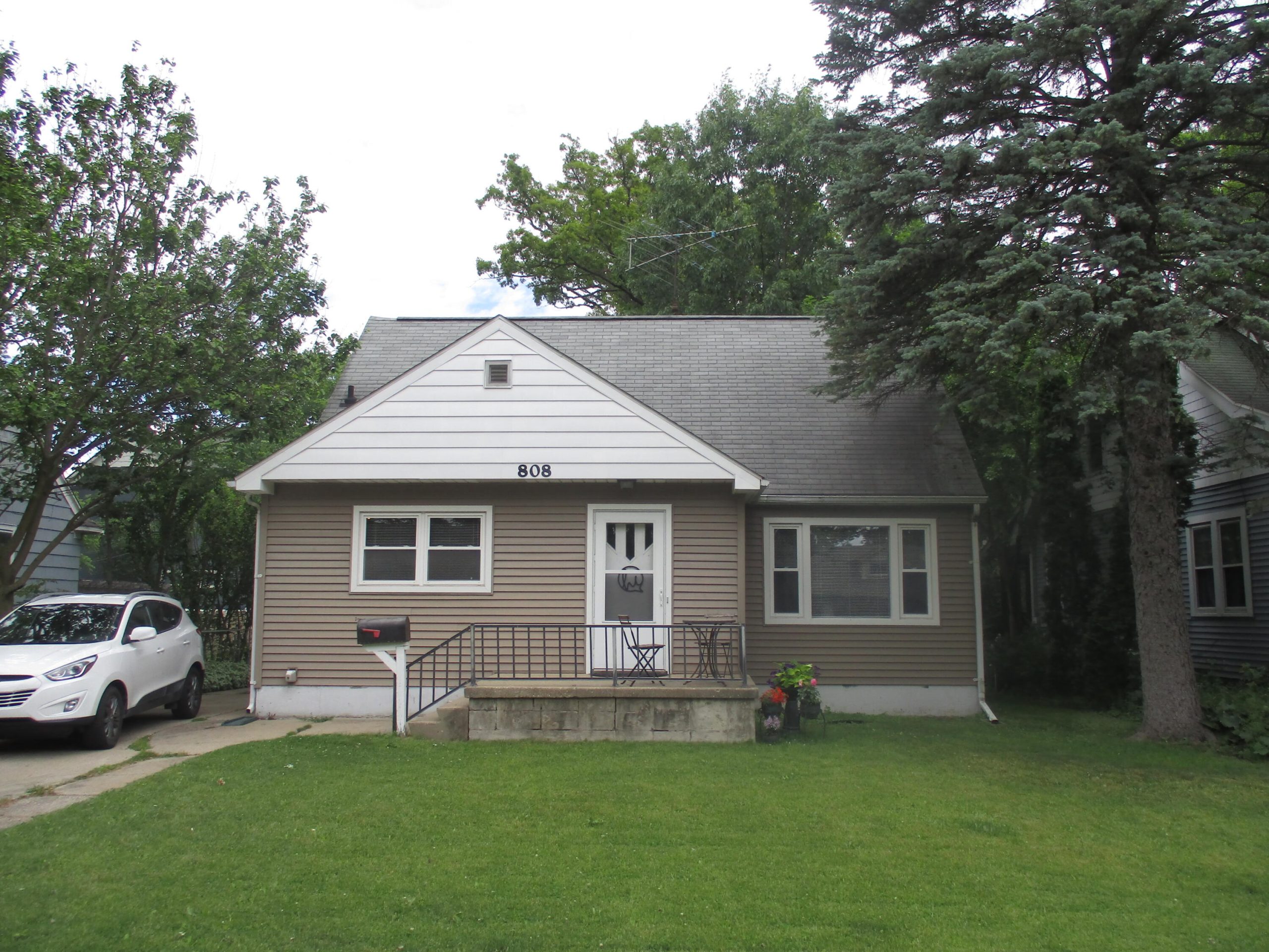 808 Pauline Boulevard