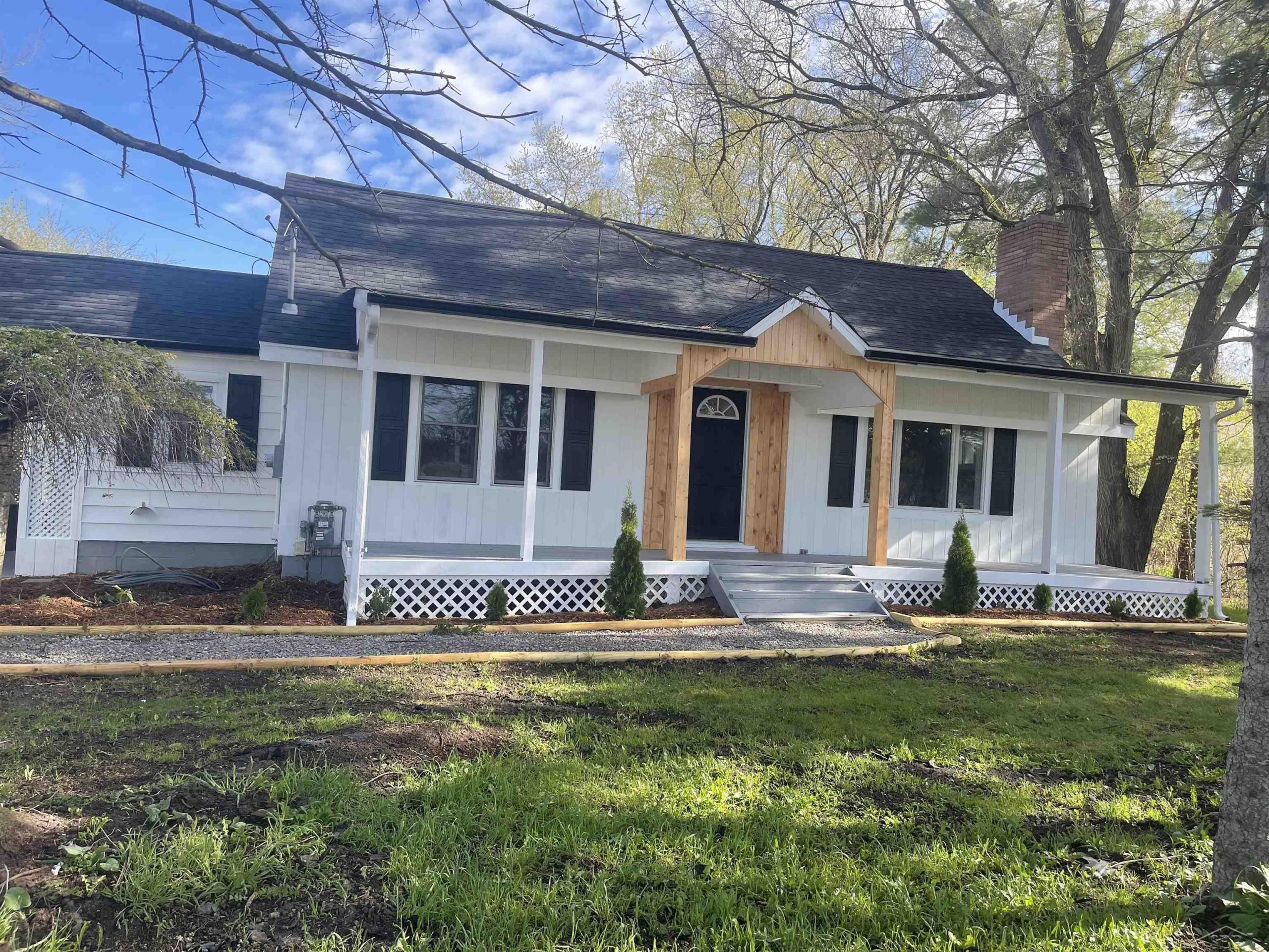 1329 E Isabella RD