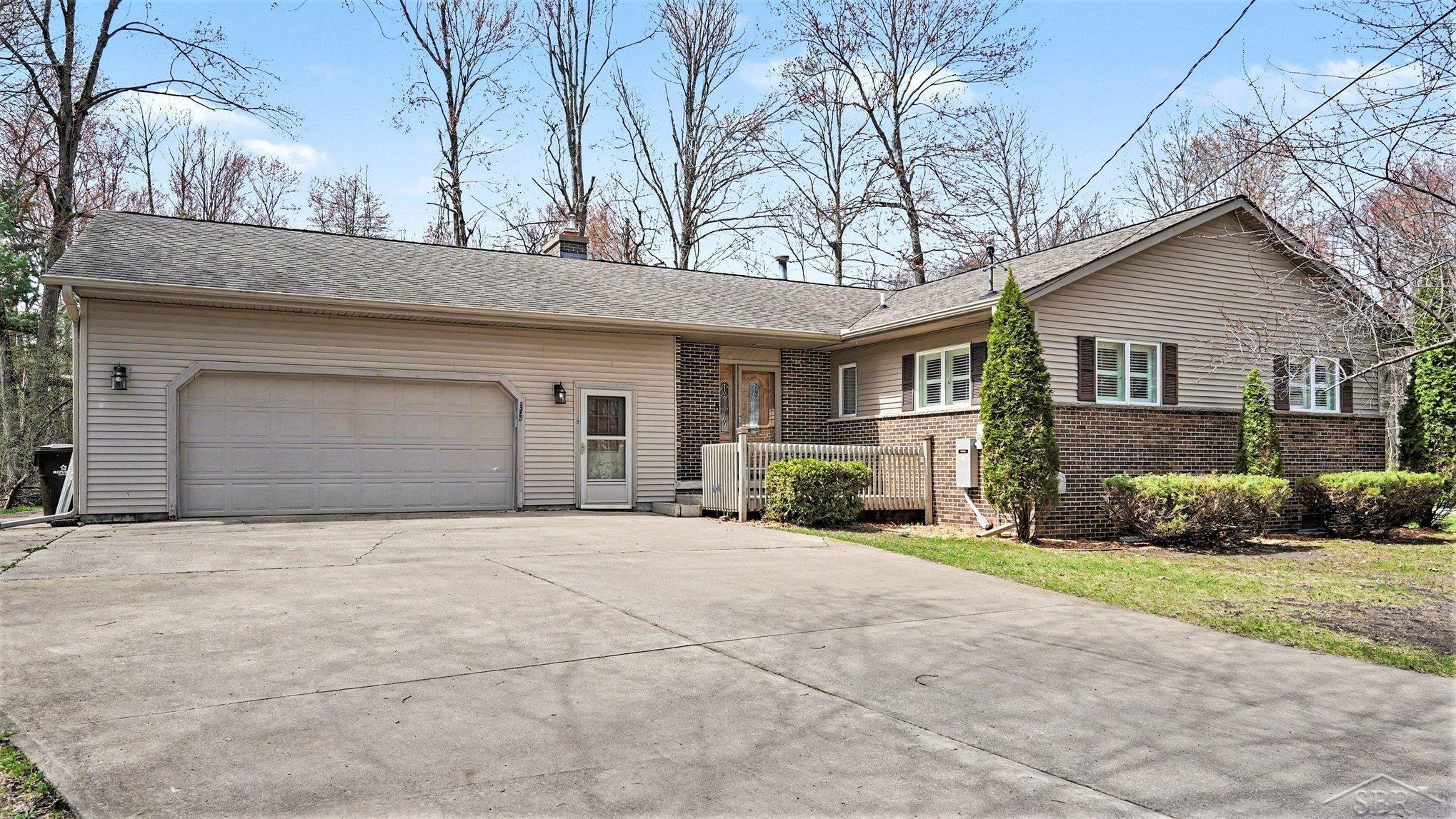 3323 Lakeside DR