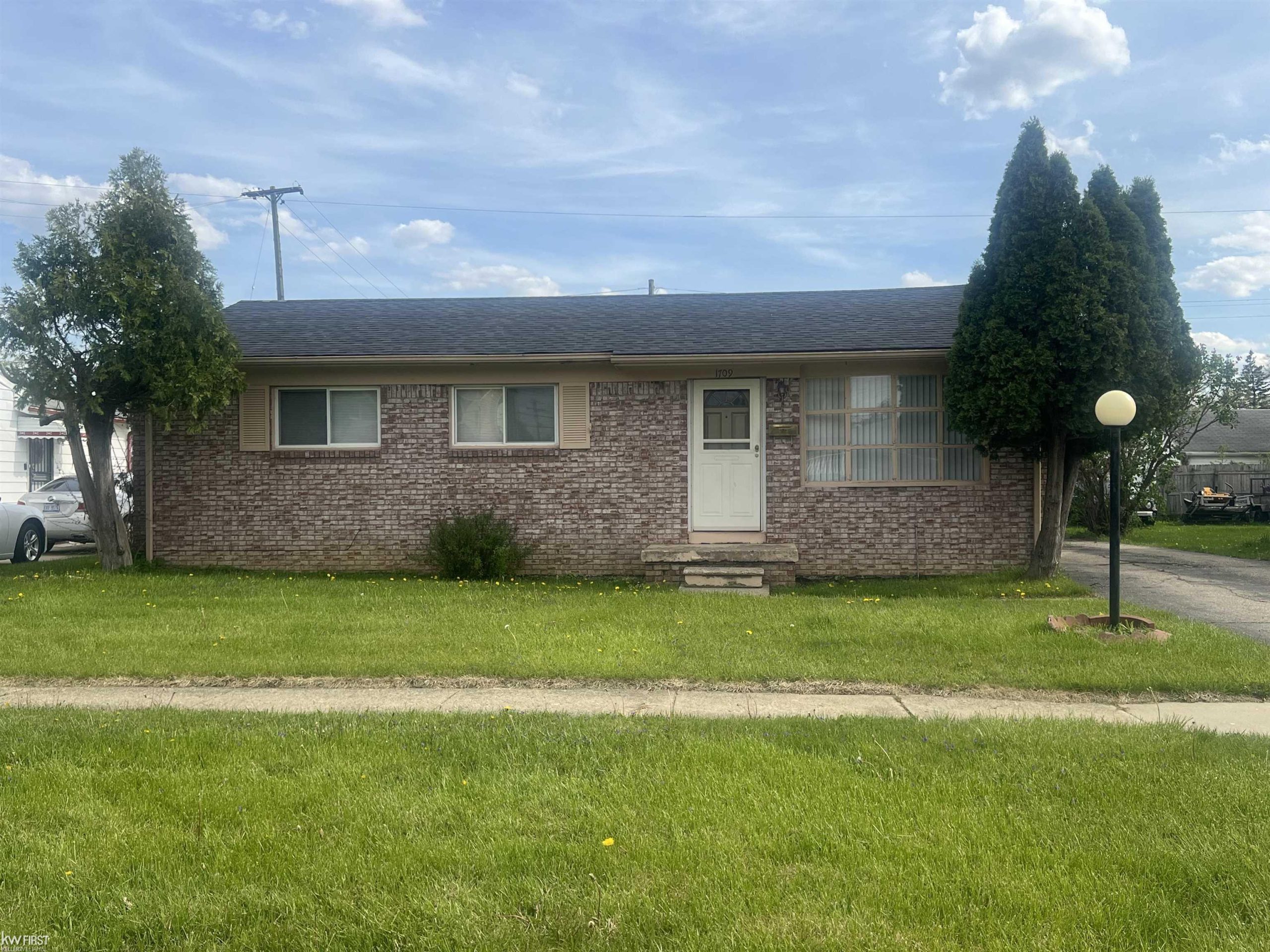 1709 W Home AVE