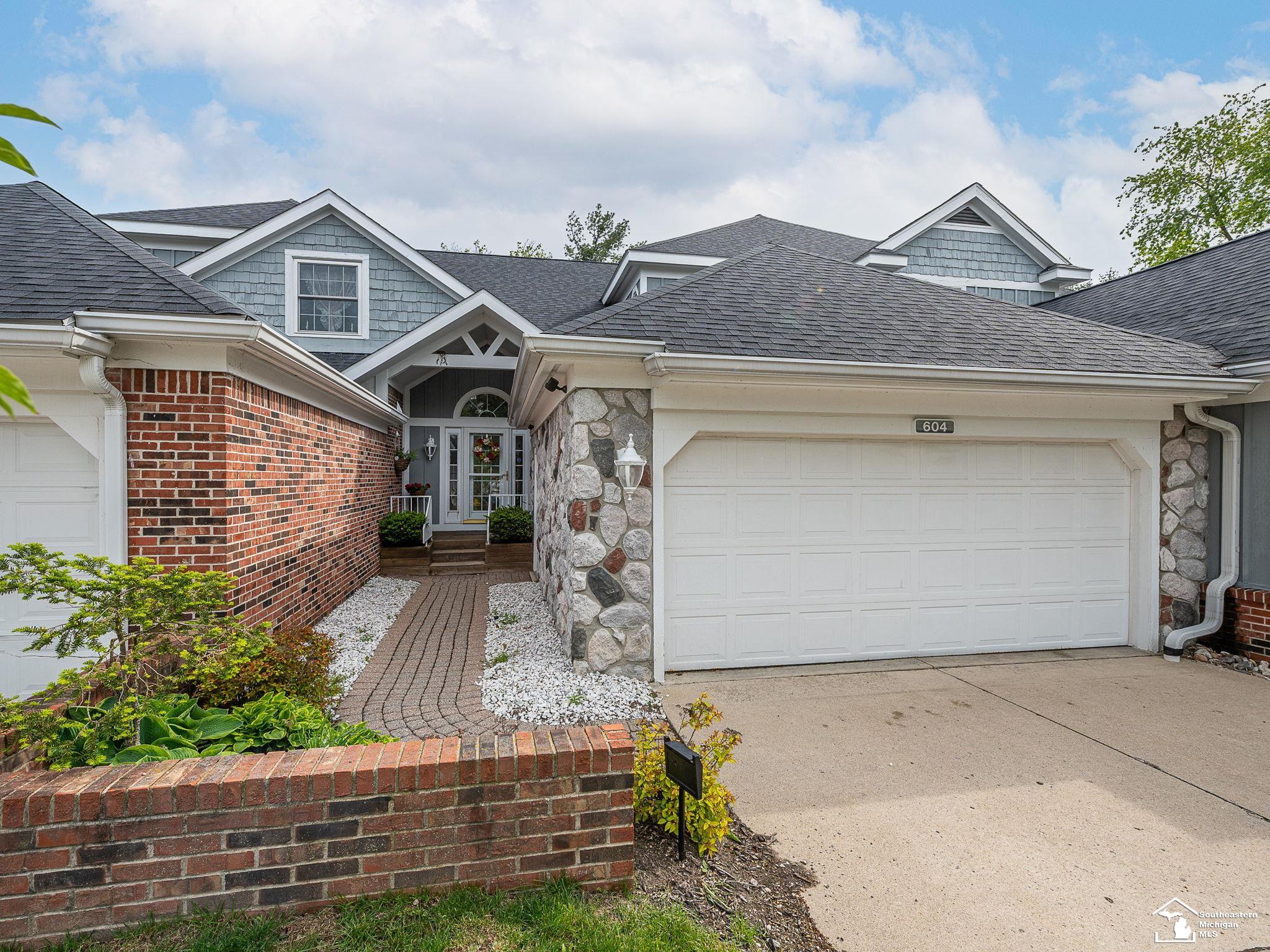 604 Meadowlands CT