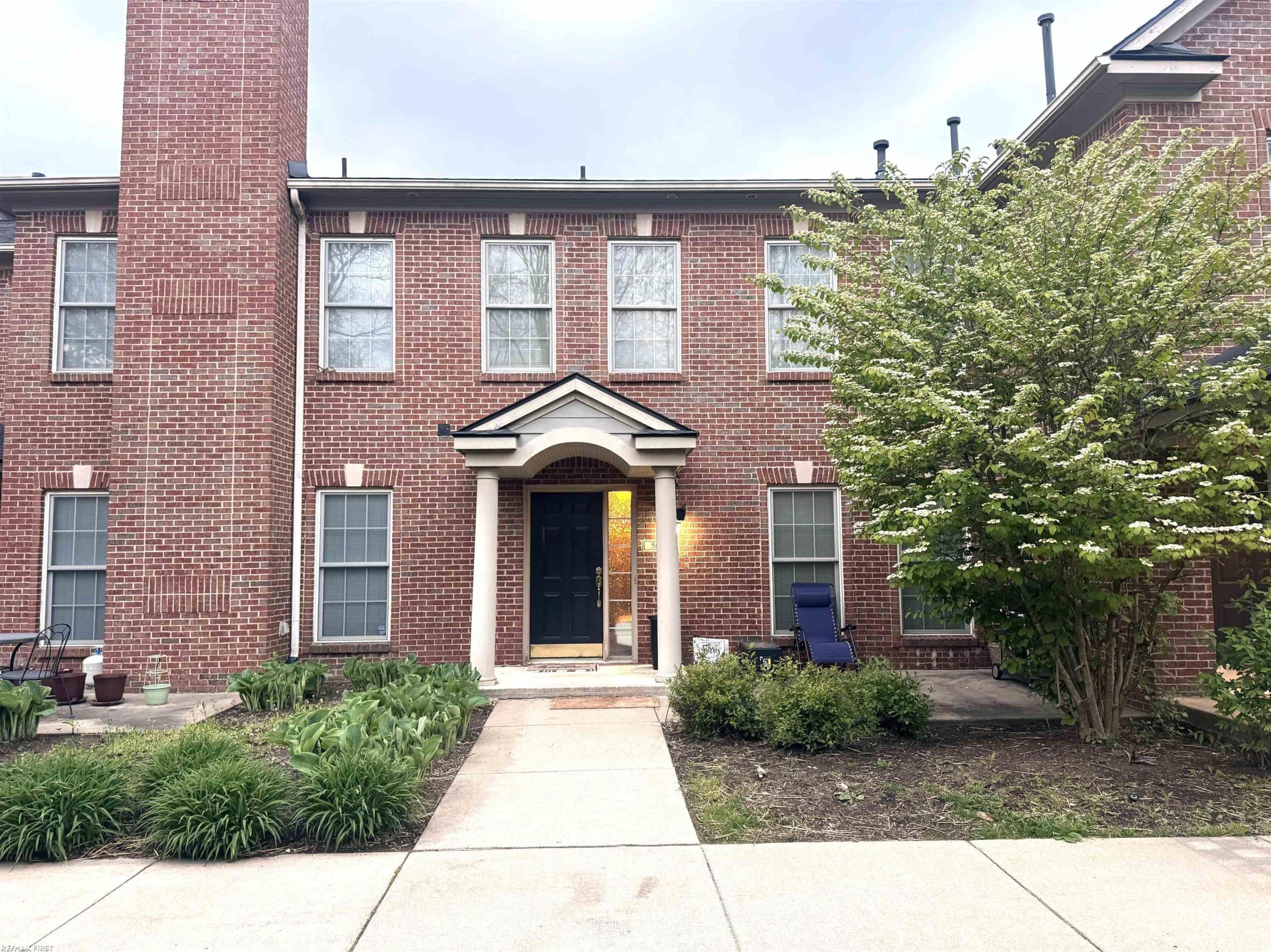 5647 Hampshire LN