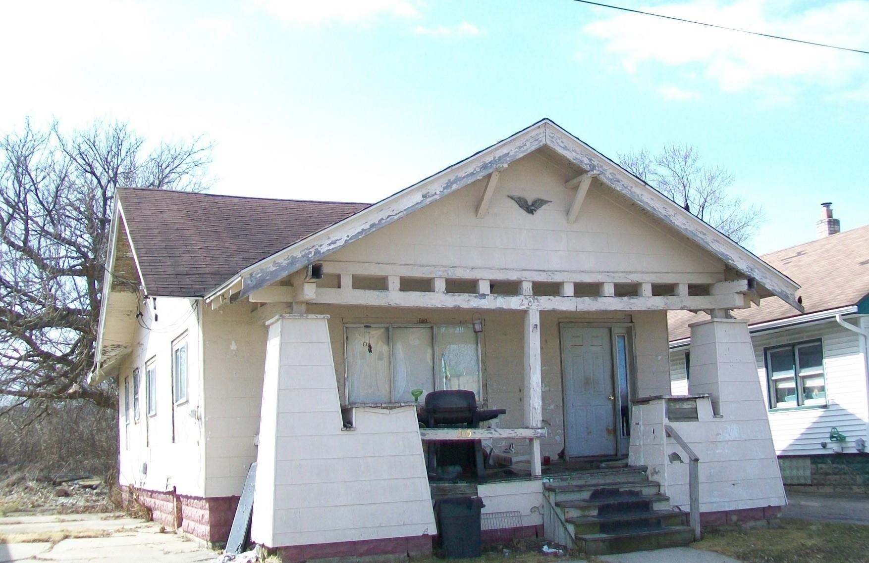 205 W Eddington AVE