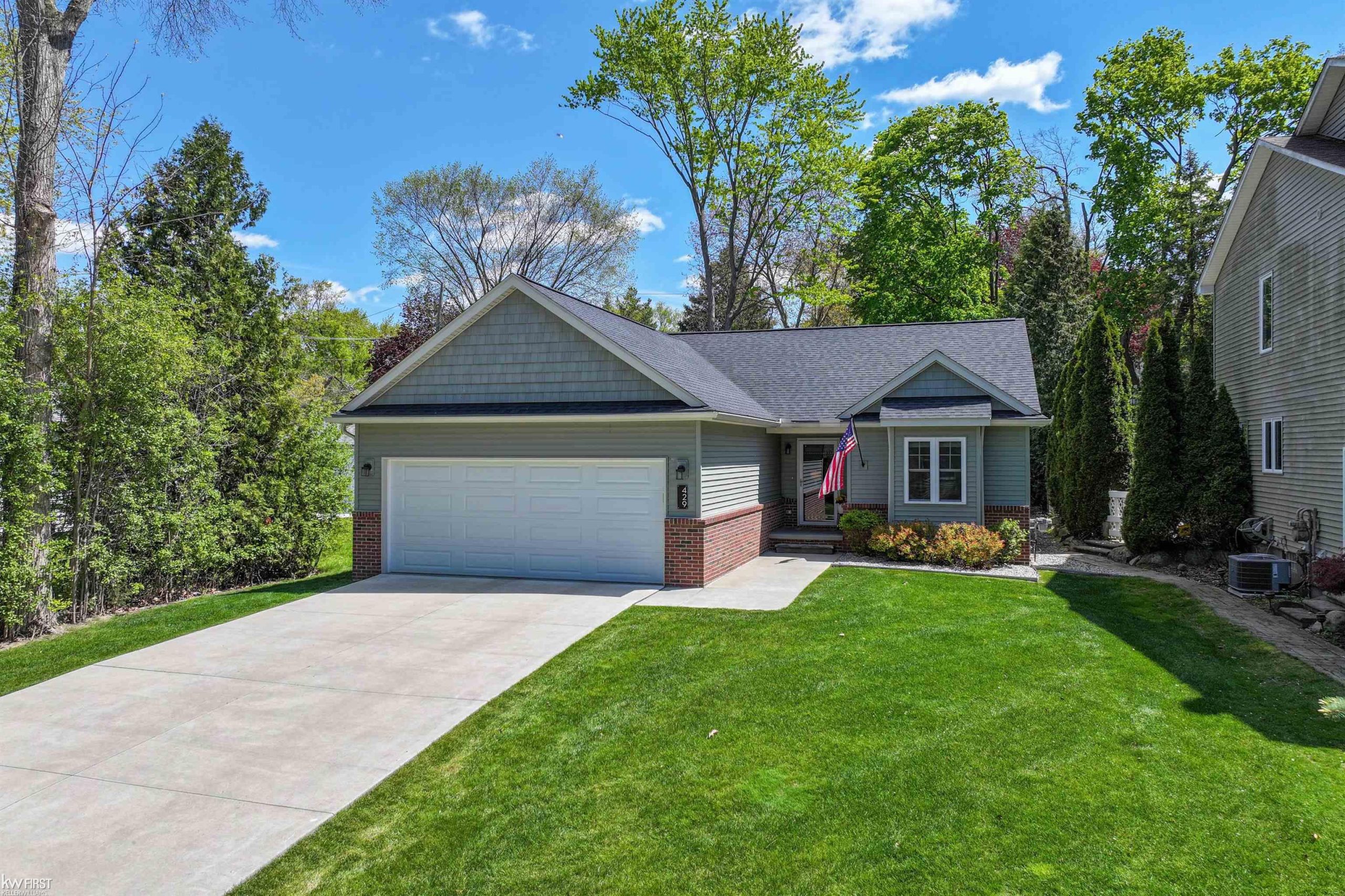 429 Grixdale LN