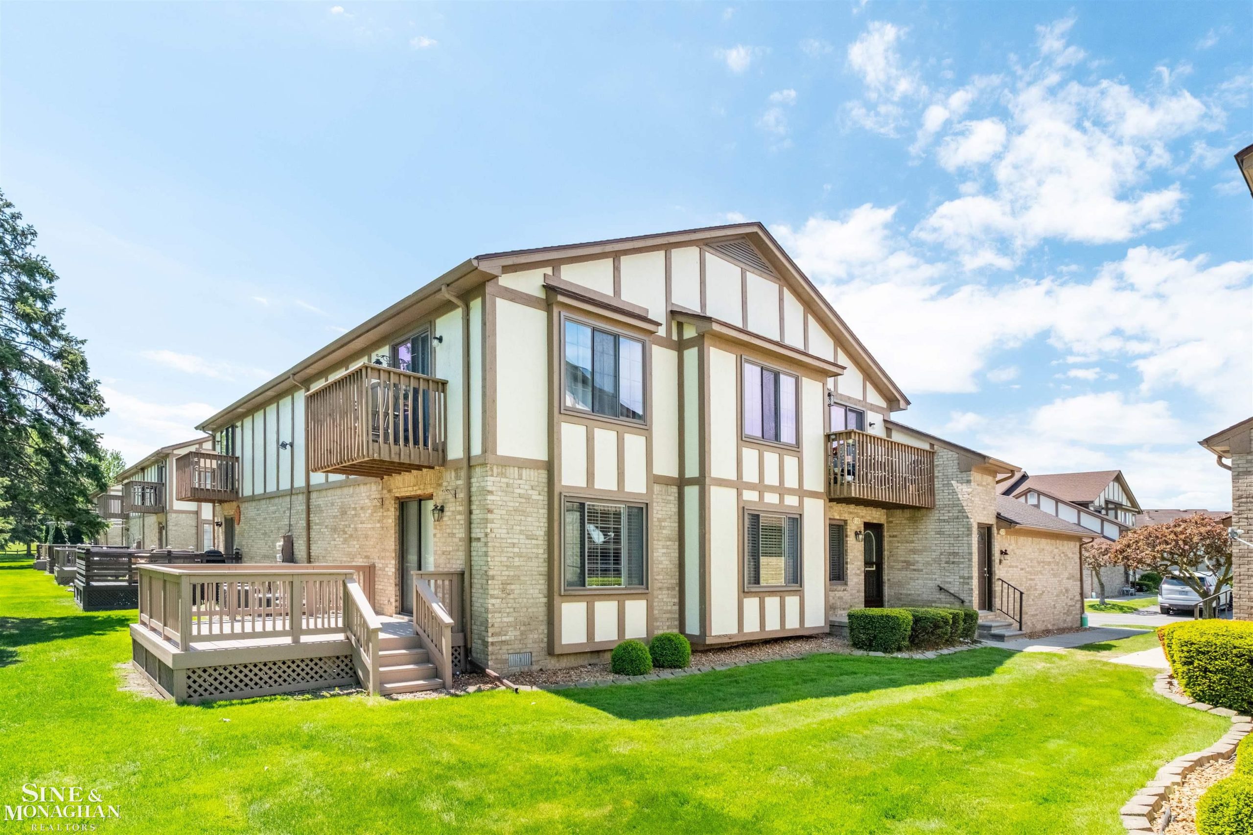 936 Country Club  DR