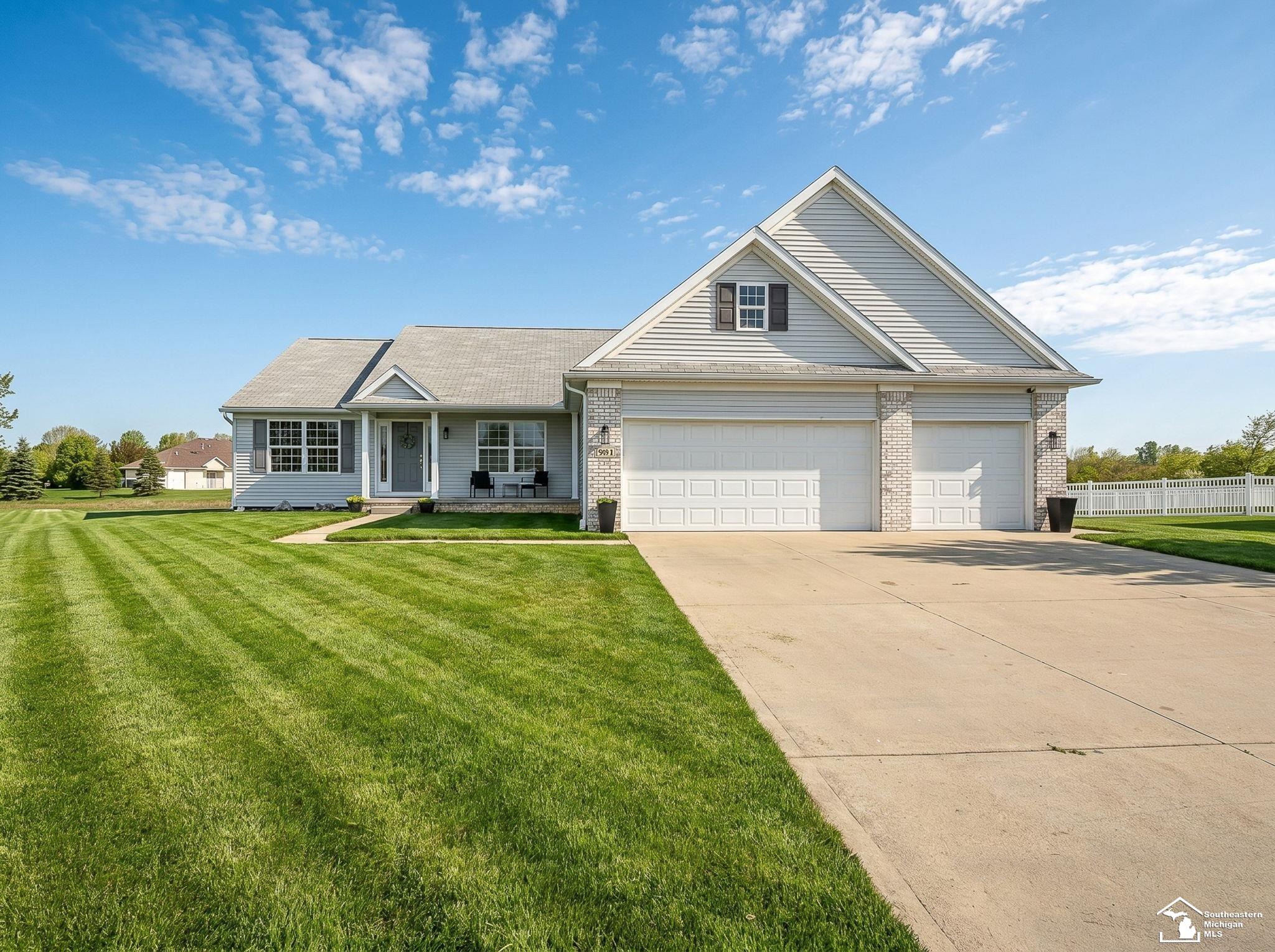 901 Plum Tree CIR