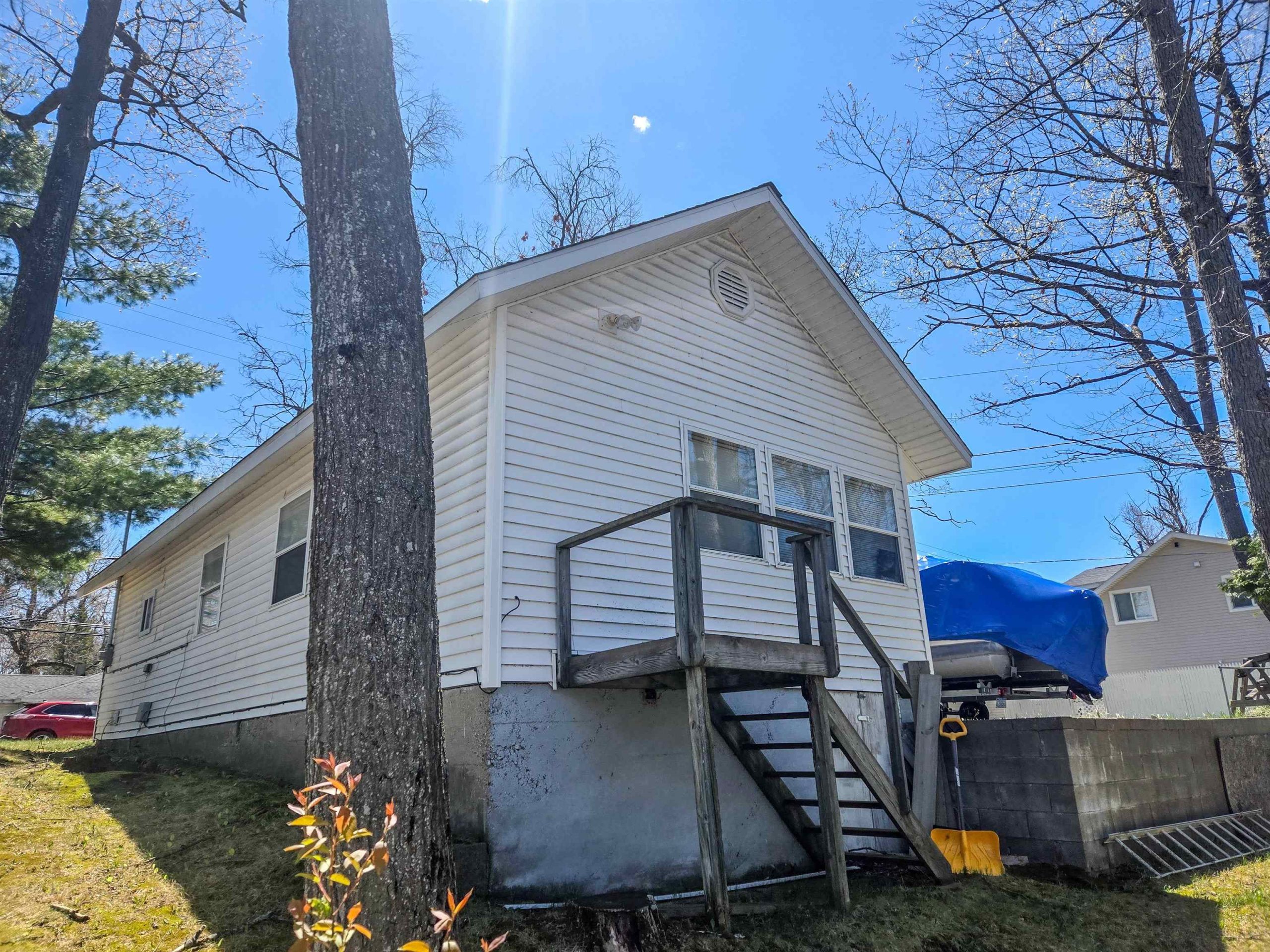 121 E Houghton Lake DR