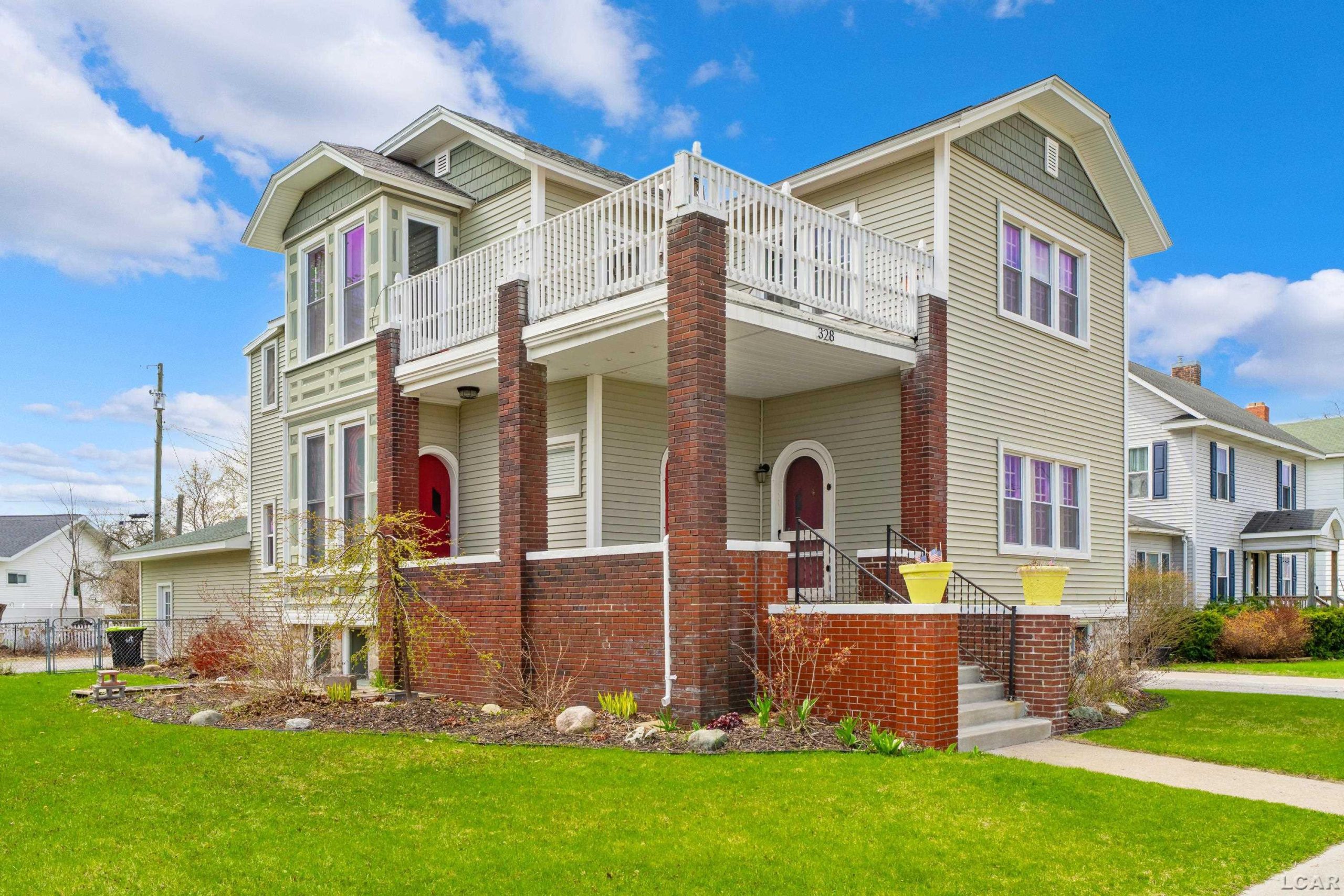 328 W Washington AVE