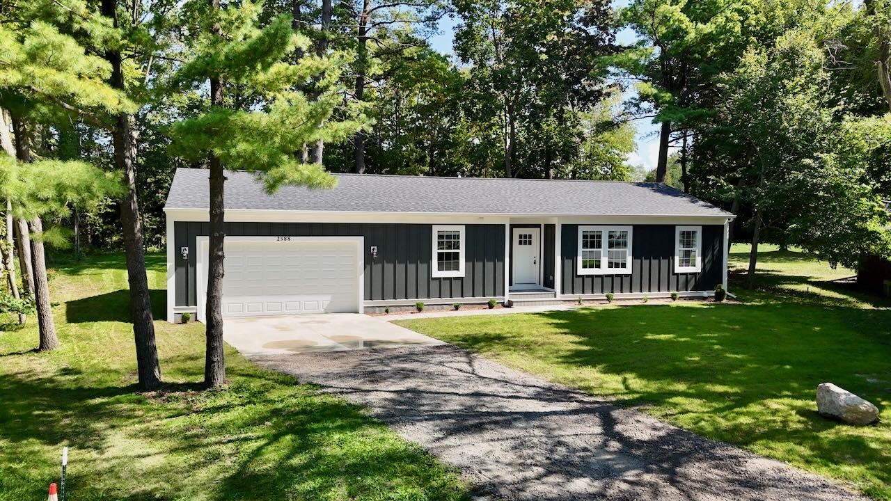 2588 E Greendale DR