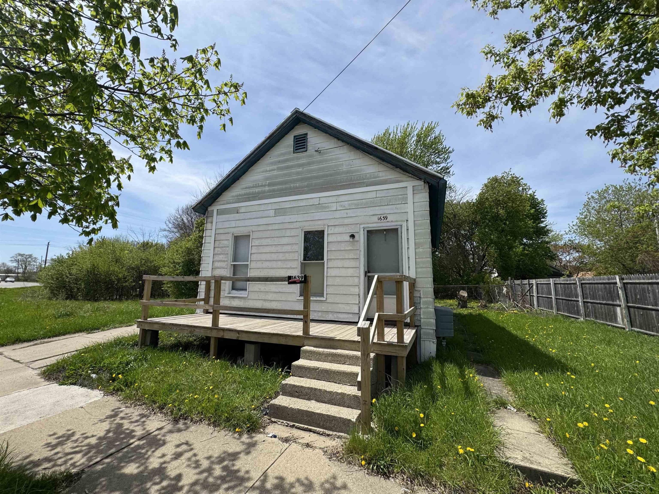 1639 Warren AVE