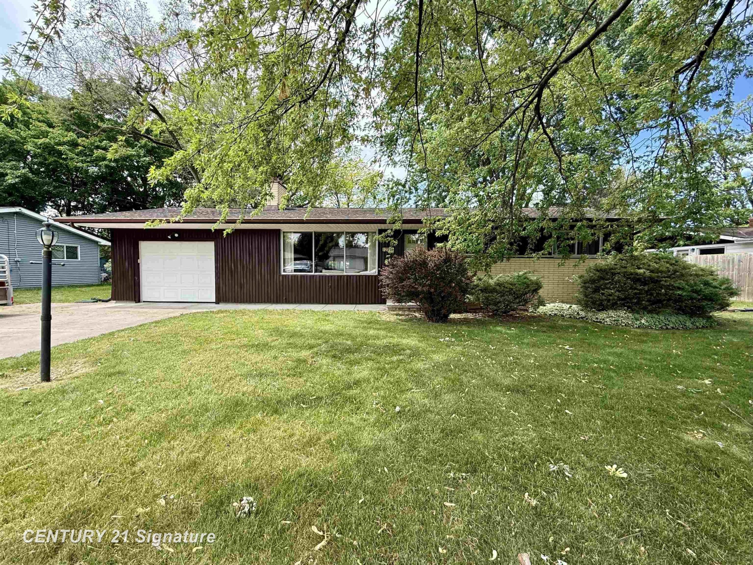 1221 Sauk LN