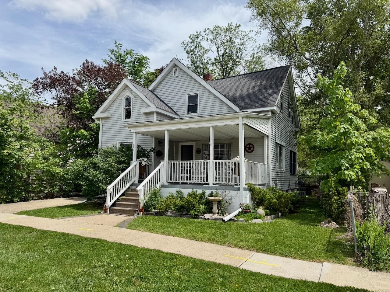 202 Mackinaw ST