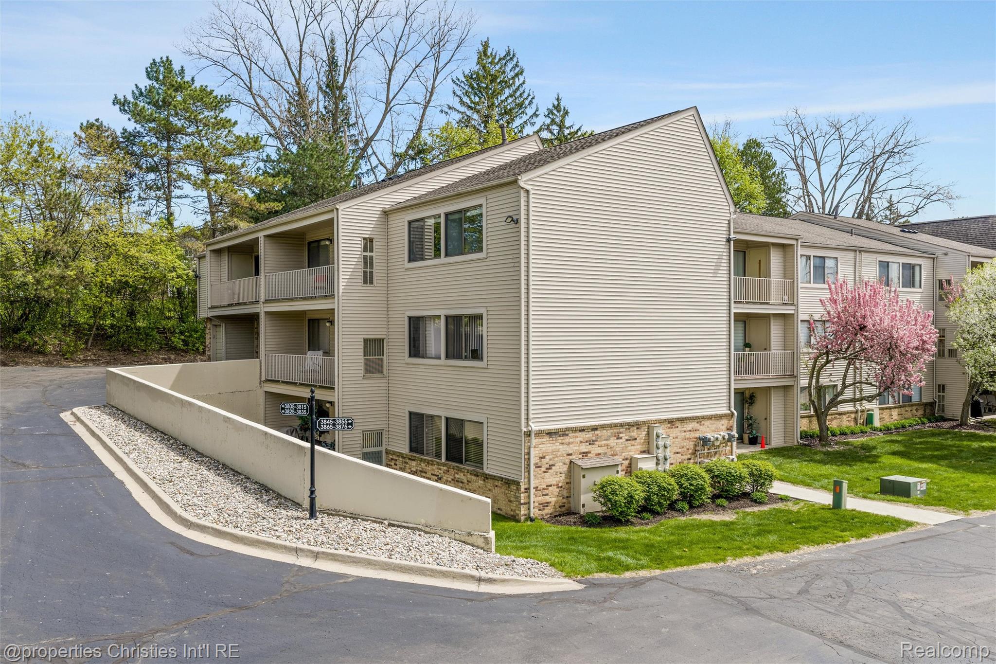 3805, Lone Pine Rd, #300, West Bloomfield, Michigan, 48323