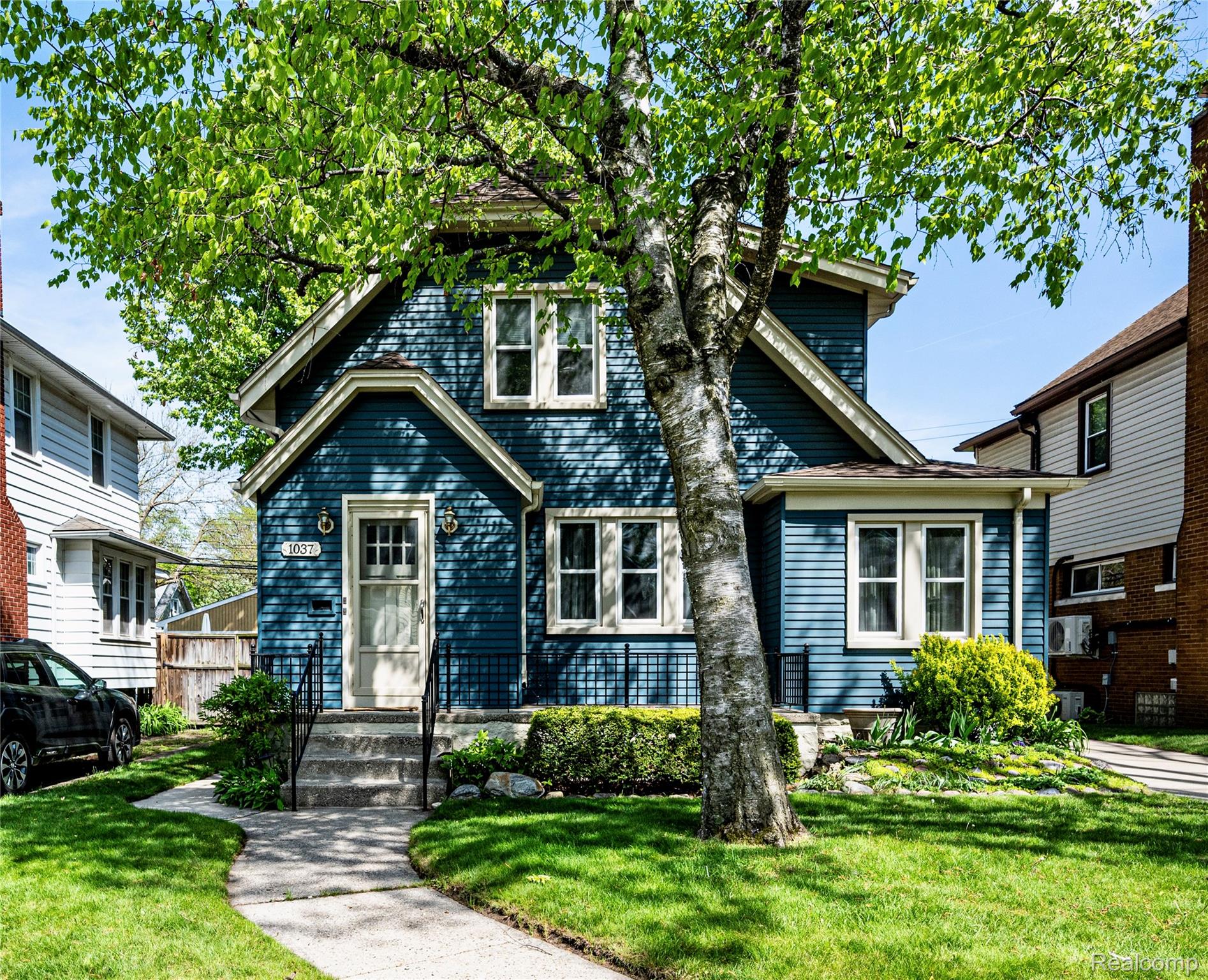 1037, Longfellow, Royal Oak, Michigan, 48067