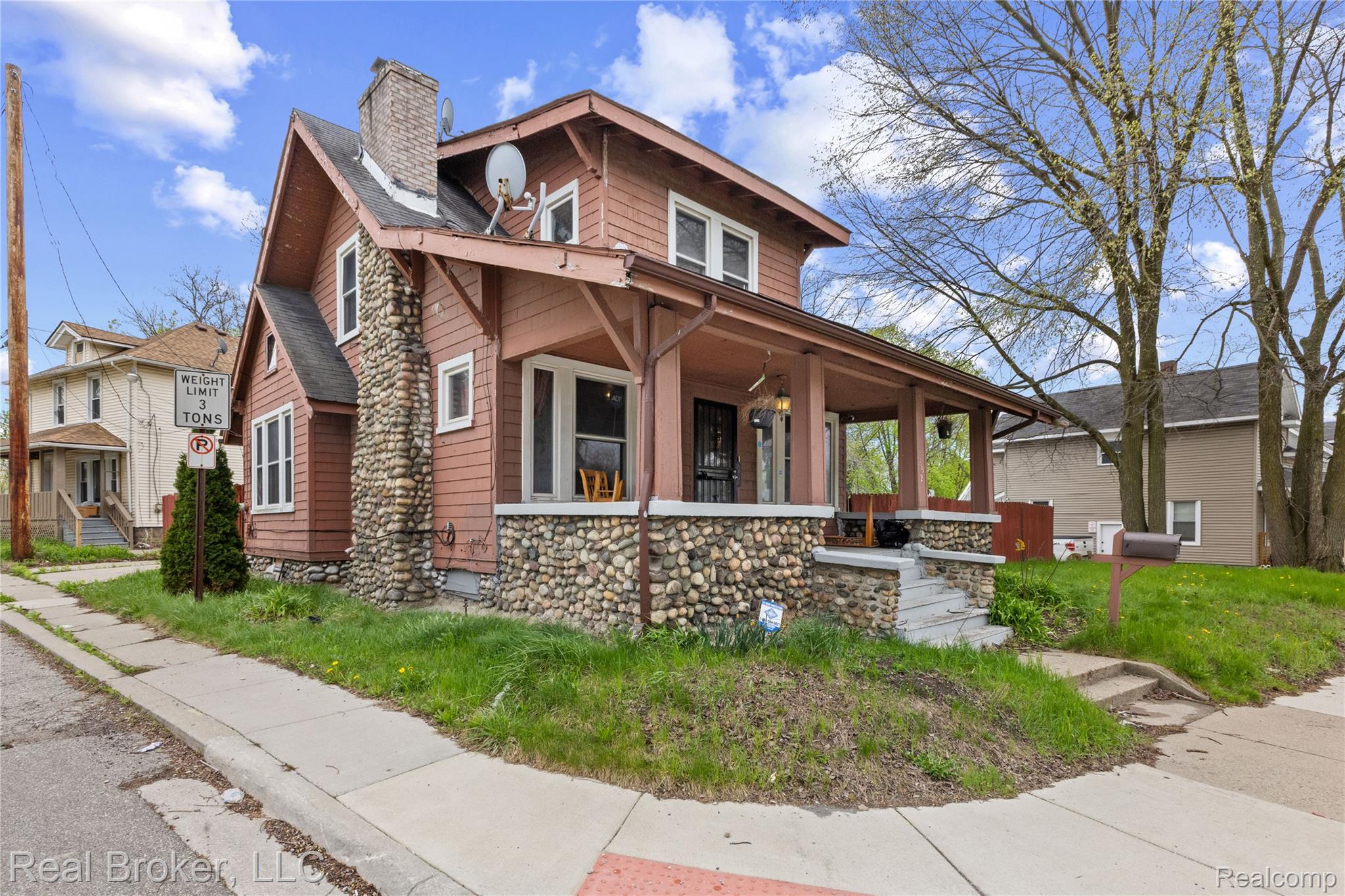 352, Perry, Pontiac, Michigan, 48342