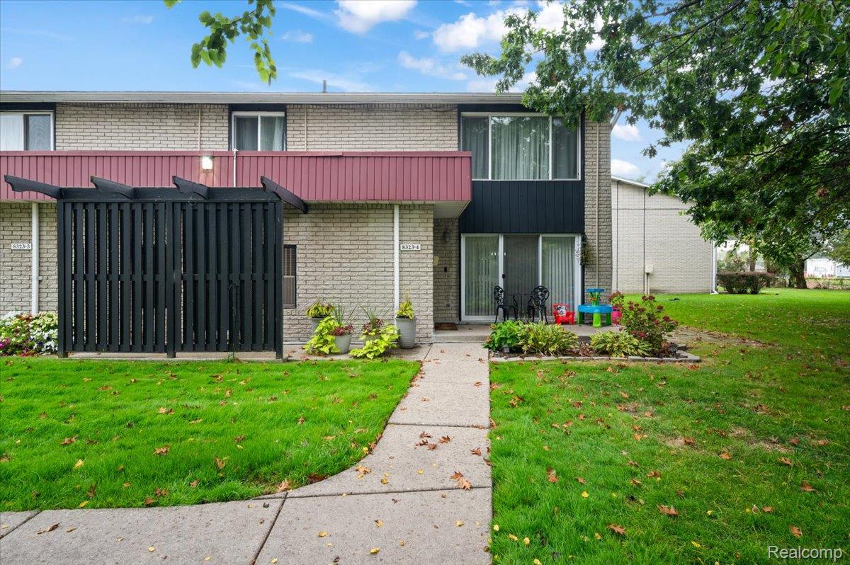 8323, Karam, #4, Warren, Michigan, 48093