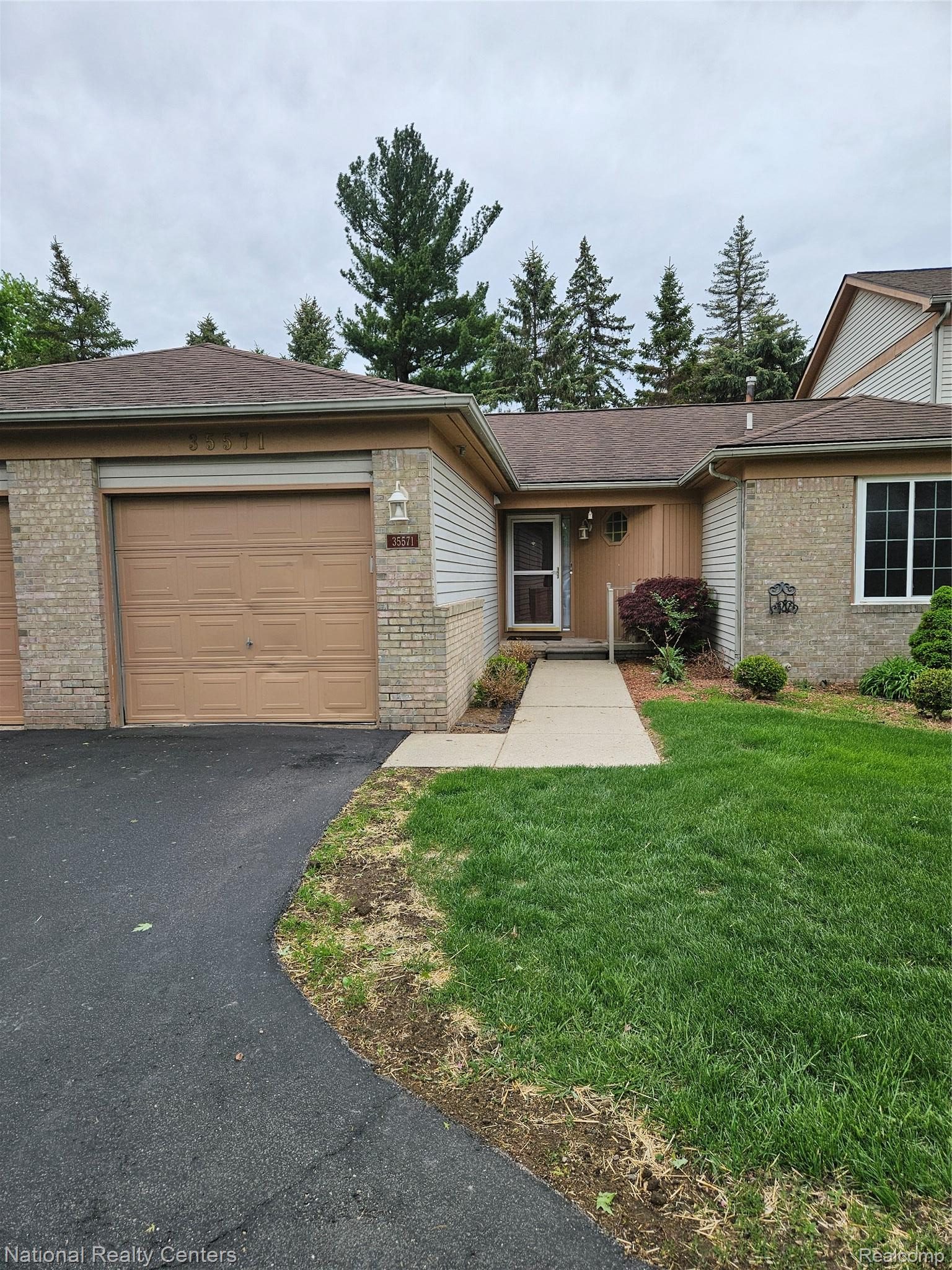 35571, Pheasant, Westland, Michigan, 48185