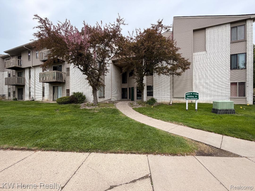 32005, 12 Mile, #204, Farmington, Michigan, 48334