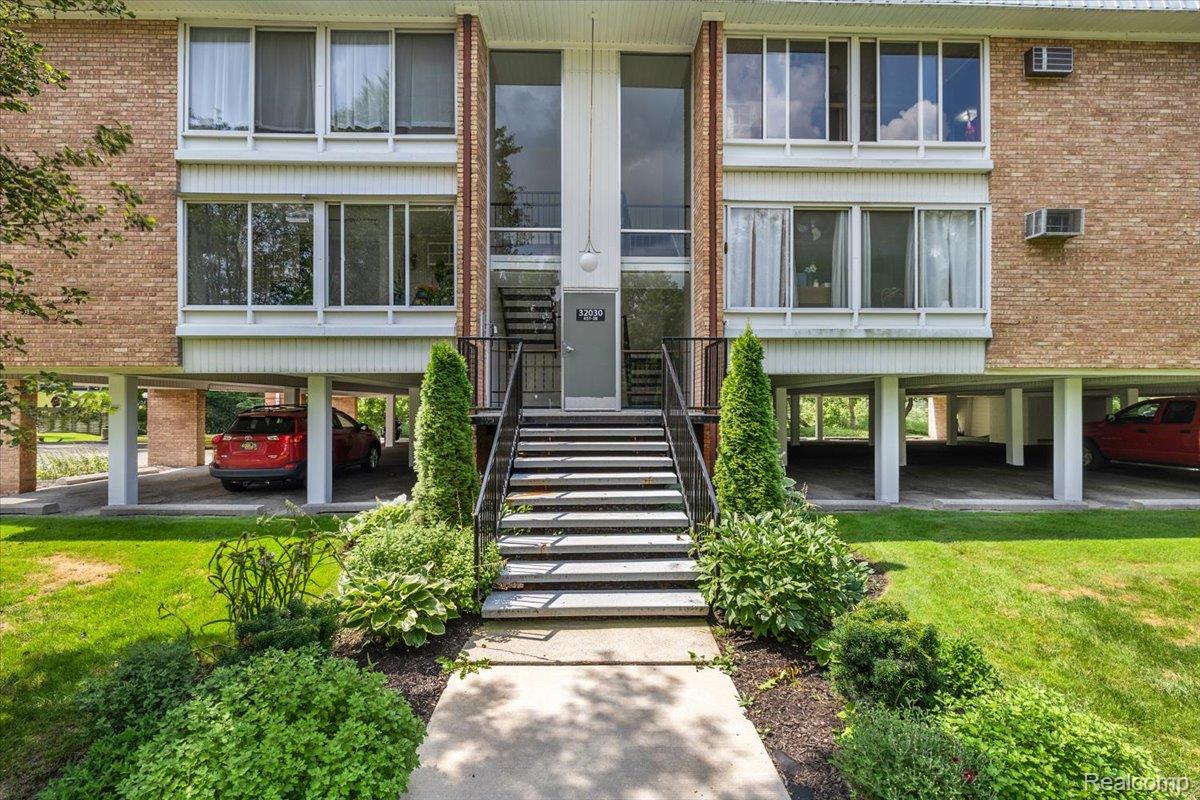 32030, Grand River, Farmington, Michigan, 48336