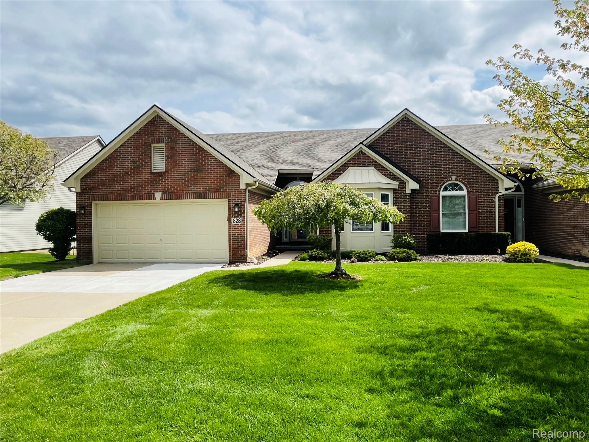 828, Woodhaven, Commerce Twp, Michigan, 48390