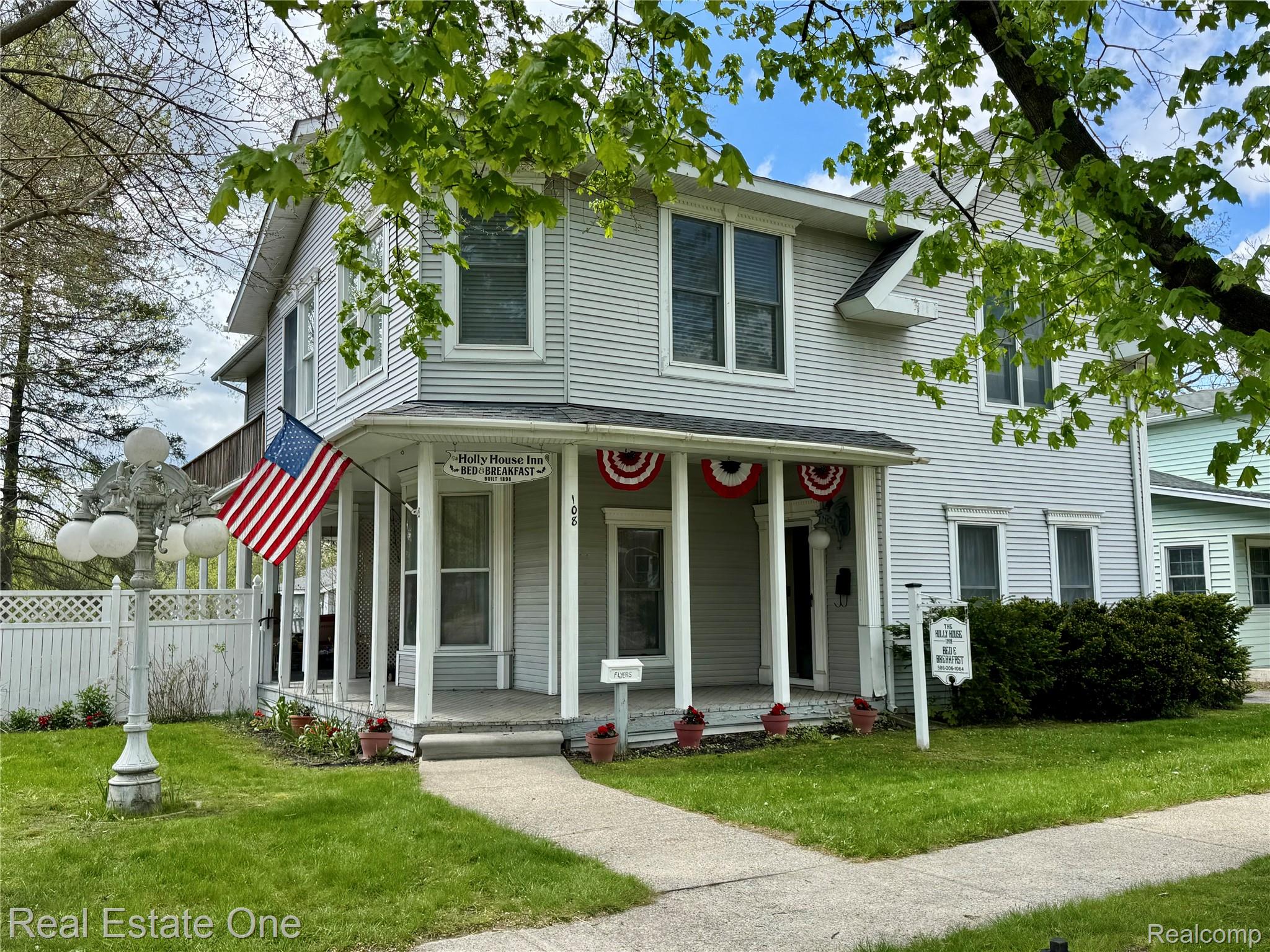 108, College, Holly, Michigan, 48442