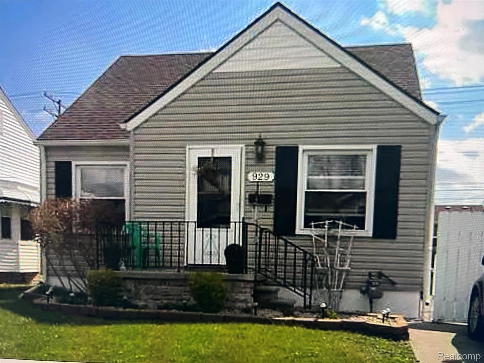 929, White, Lincoln Park, Michigan, 48146