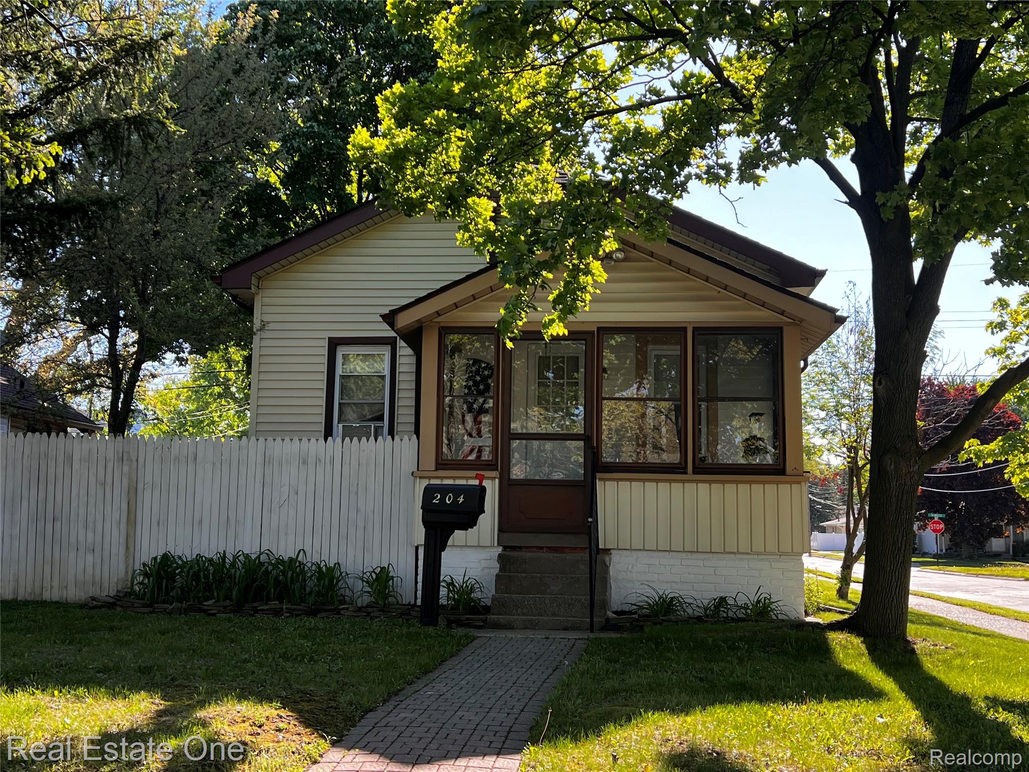 204, Marias, Clawson, Michigan, 48017