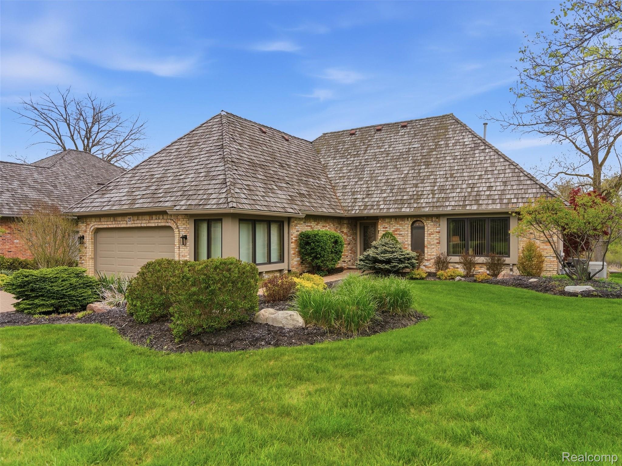 23, Chateaux Du Lac, Fenton, Michigan, 48430