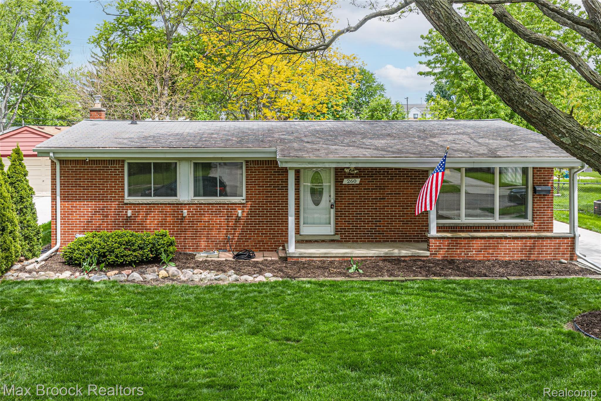260, Lyons, Troy, Michigan, 48083
