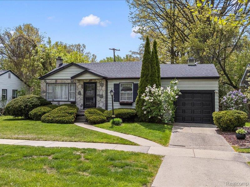 2229, 8 Mile, Grosse Pointe, Michigan, 48236